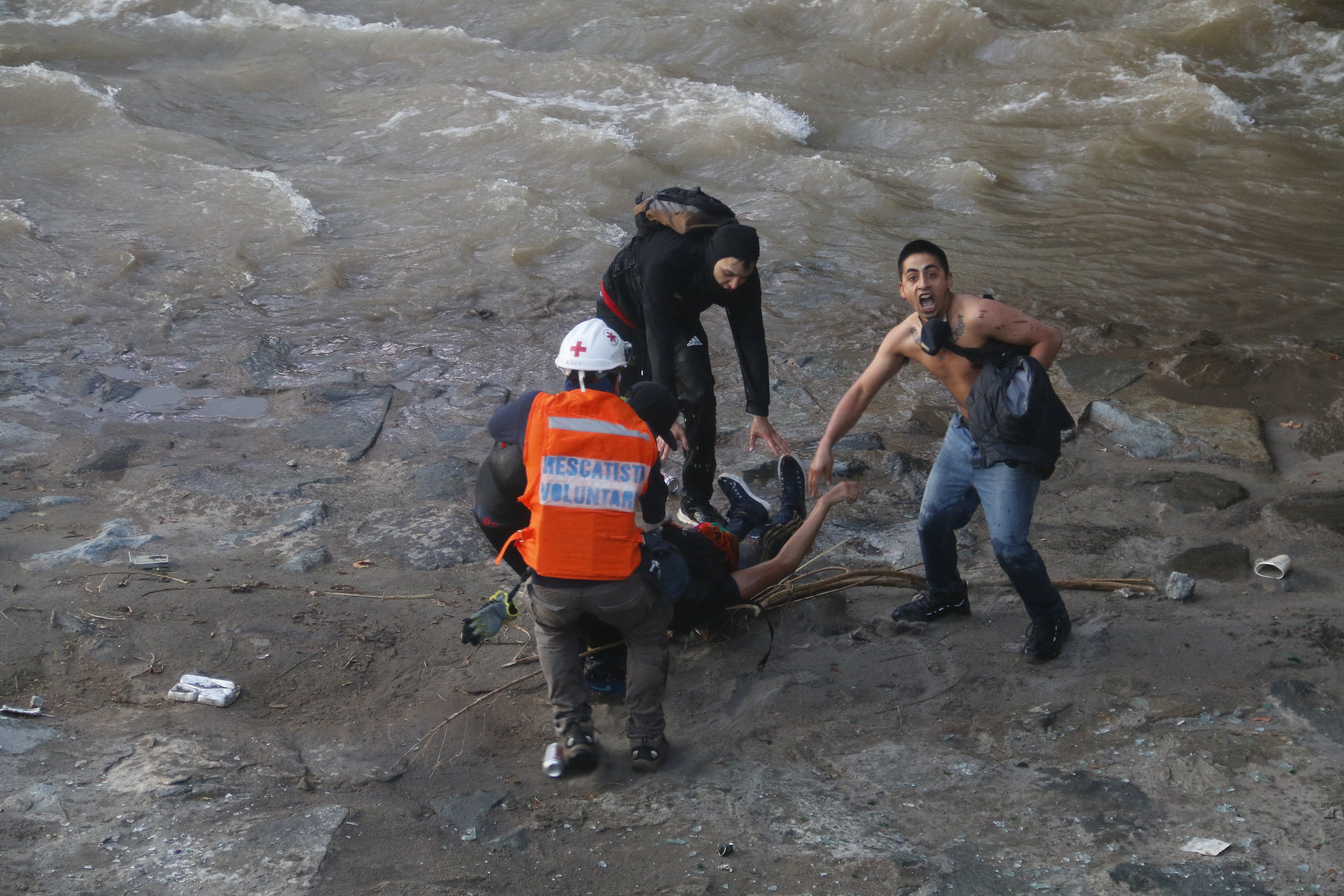 Man falls into Mapocho river during protest in Santiago