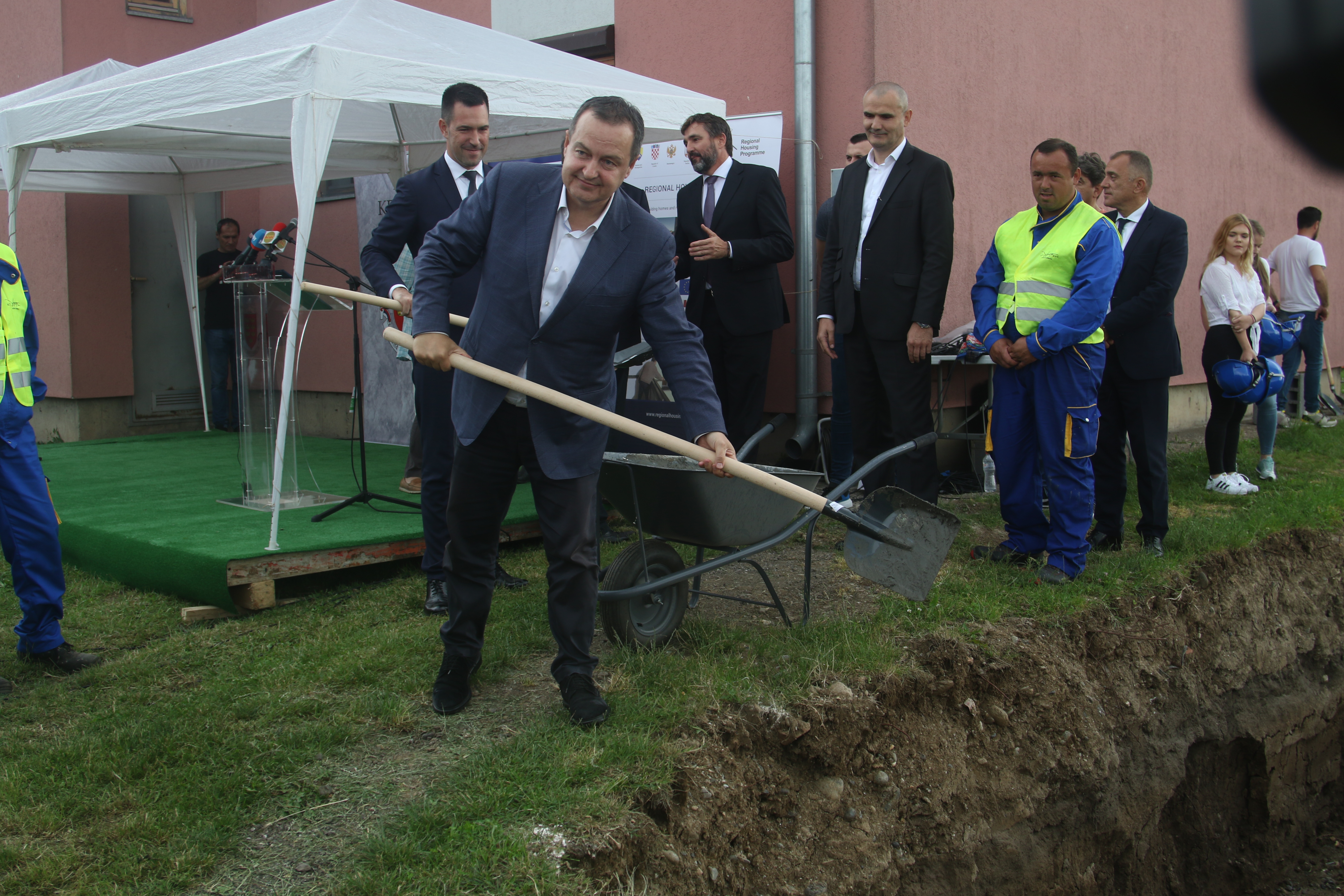 Kraljevo, 8. juna 2020. - Ministar spoljnih poslova Ivica Dacic polozio je kamen temeljac za izgradnju stanova za izbeglice u Kraljevu. TANJUG / MINISTARSTVO SPOLJNIH POSLOVA / OGNJEN STEVANOVIC / an *** Local Caption ***