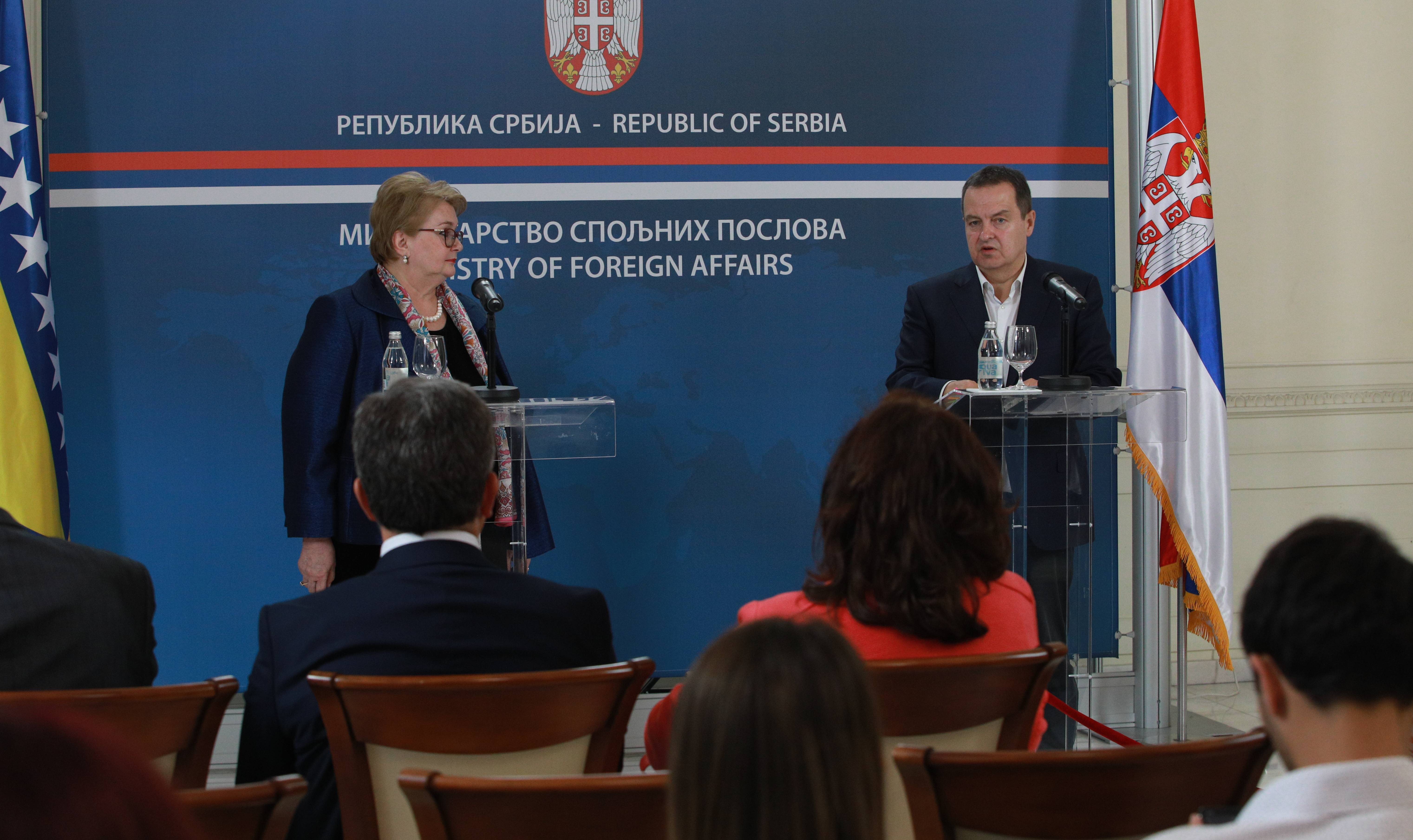 Beograd, 09.06.2020. - Ministar spoljnih poslova Ivica Dacic i ministarka spoljnih poslova BiH Bisera Turkovic odrzali su konferenciju za novinare nakon sastanka, danas u Ministarstvu spoljnih poslova u Beogradu. (BETAPHOTO/MILOS MISKOV/MO)