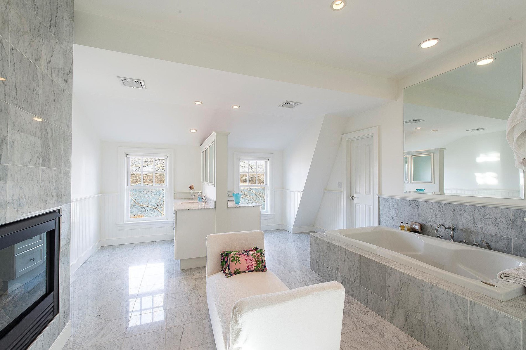 Superstar singer Rihanna is reportedly splashing out a staggering $415,000 to rent a waterfront house in the Hamptons for just one month.