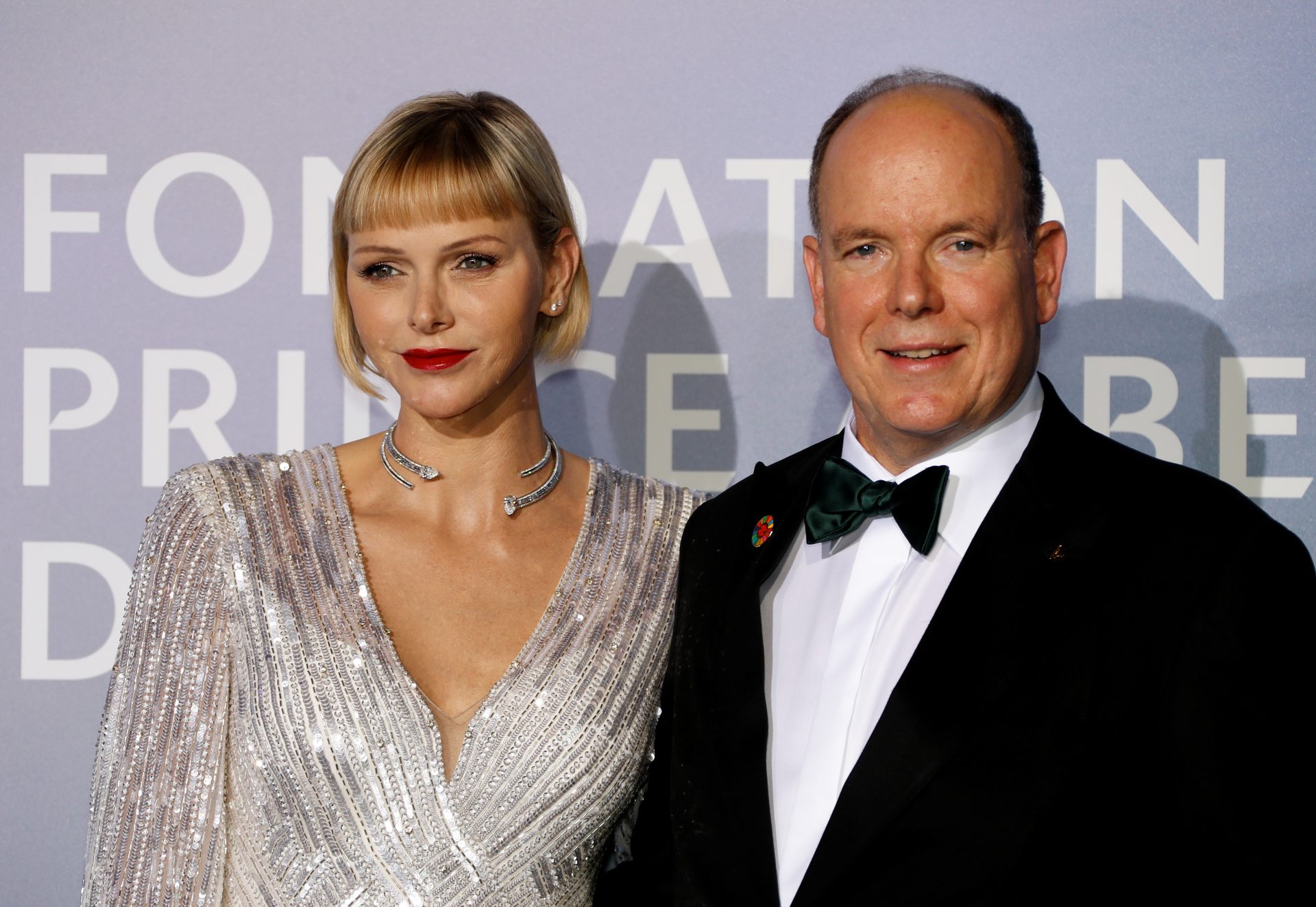 Monako
epa08694394 Prince Albert II of Monaco and Princess Charlene of Monaco pose on the red carpet ahead of the 2020 Monte-Carlo Gala for Planetary Health in Monaco, 24 September 2020.  EPA-EFE/ERIC GAILLARD / POOL  MAXPPP OUT