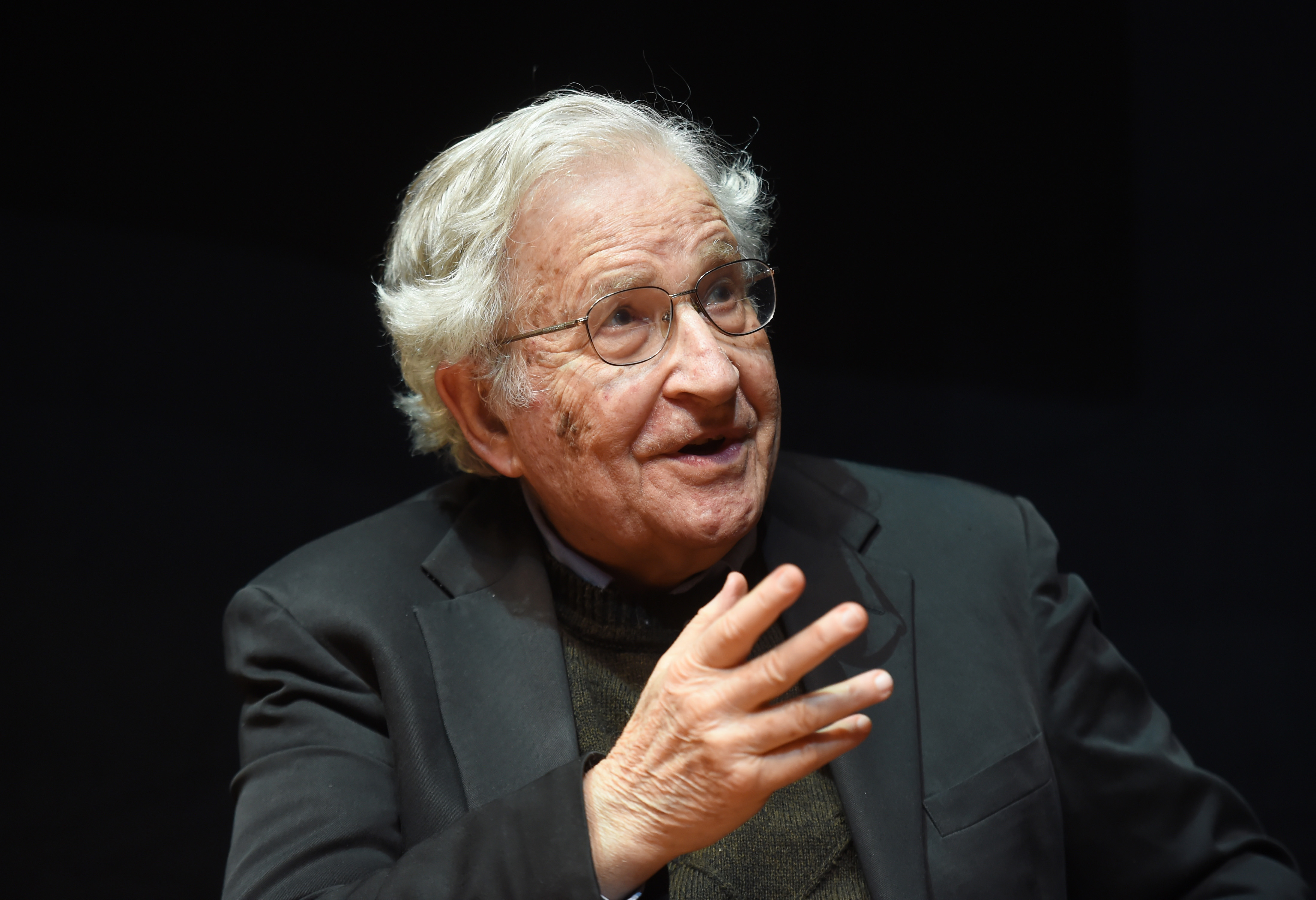 epa04232740 US linguist and philisopher Noam Chomsky speaks during a lecture at the Center for Art and Media Technology (ZKM) in Karlsruhe, Germany, 30 May 2014.  EPA/ULI DECK