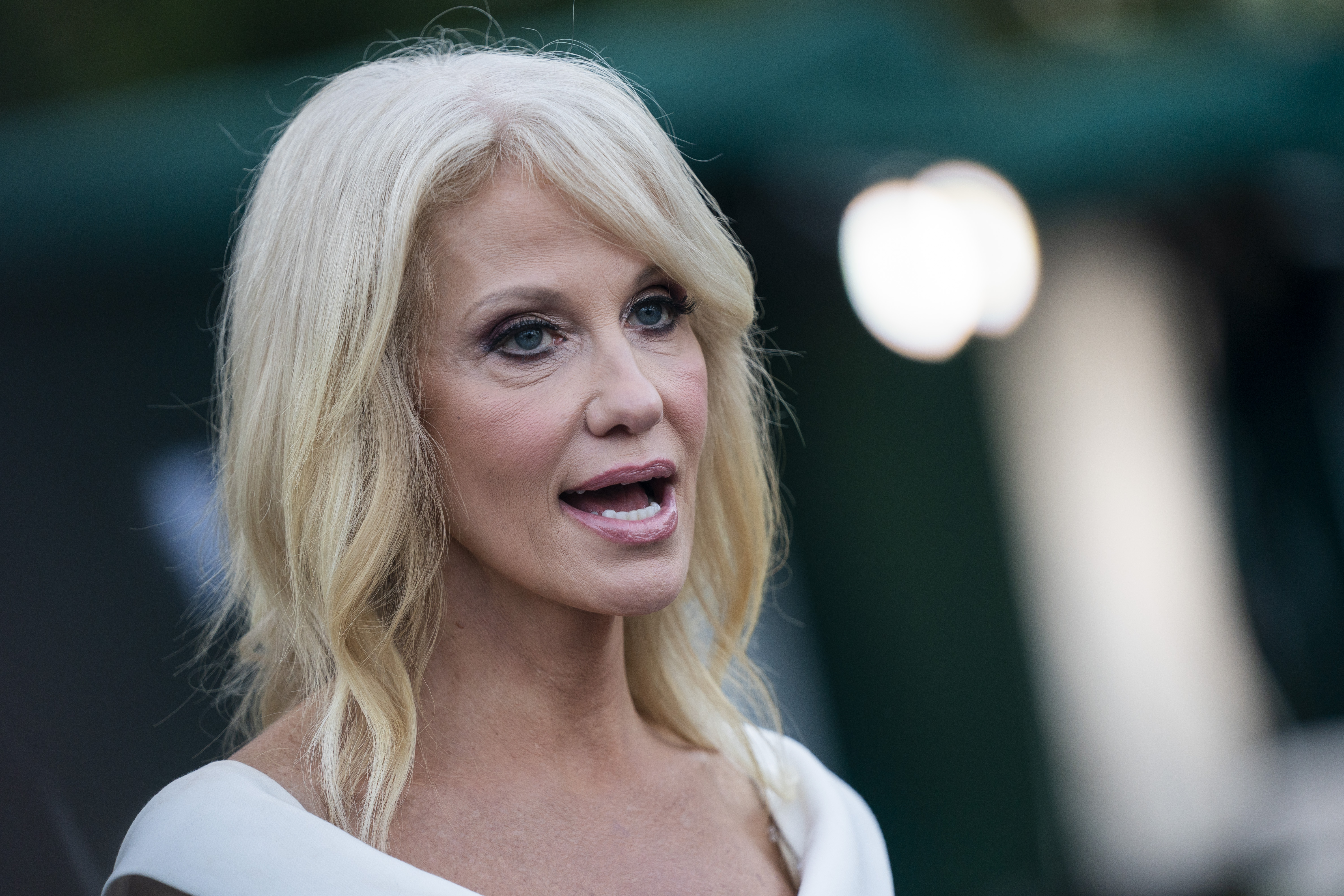 Kelien Konvej
epa08627921 Kellyanne Conway, Counselor to the US President, speaks to the media before the third night of the Republican National Convention, outside the White House in Washington, DC, USA, 26 August 2020.  EPA-EFE/JIM LO SCALZO