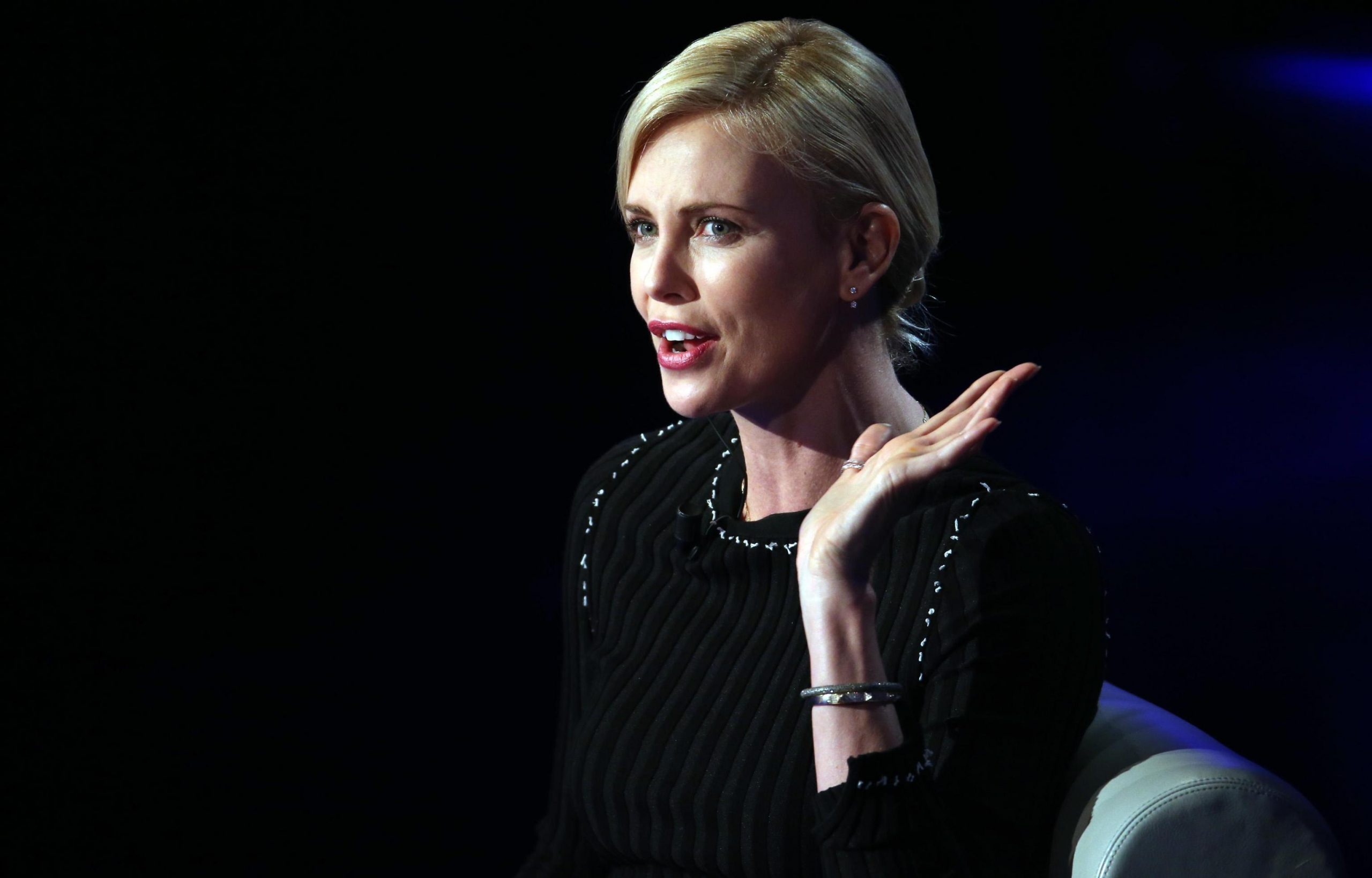 epa05237906 South African actress Charlize Theron is guest of Italian host Fabio Fazio in his Rai TV program 'Che fuori tempo che fa' in Milan, Italy, 31 March 2016.  EPA/MATTEO BAZZI