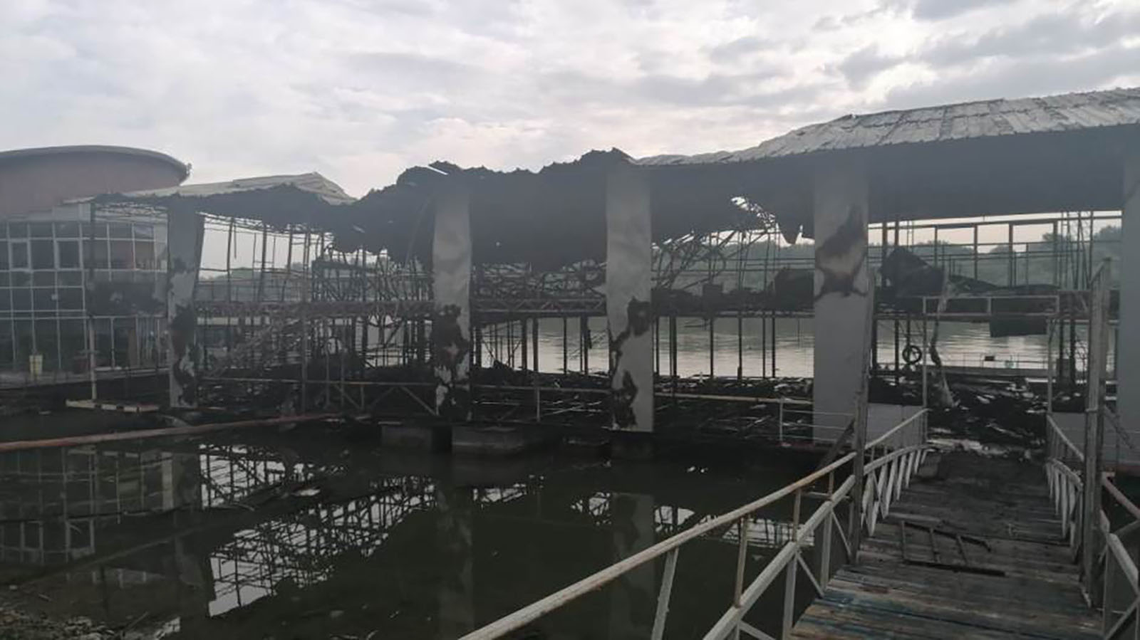 Požar izgoreo splav kod hotela Jugoslavija