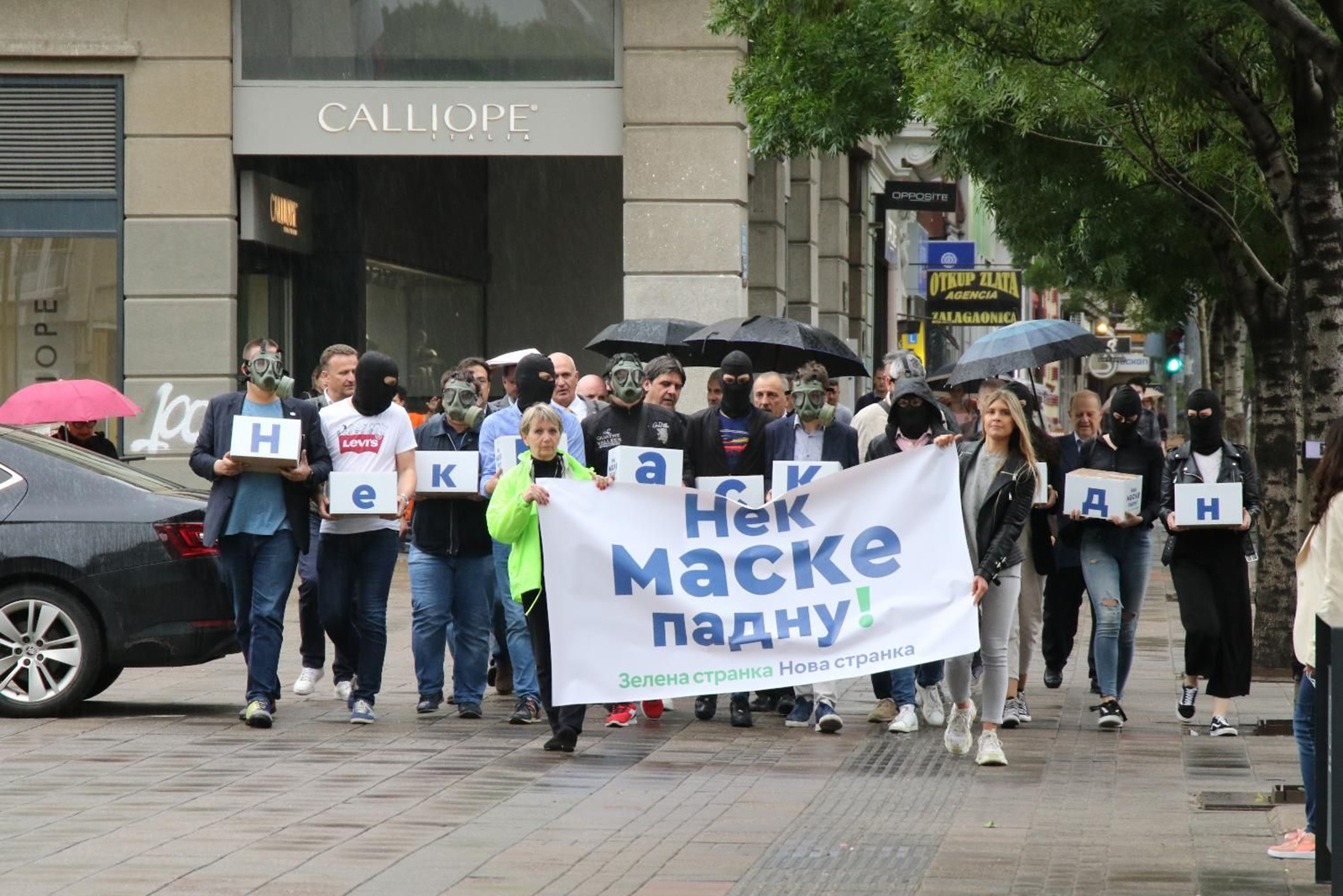 Mesto: Beograd
Datum: 05.06.2020
Dogadjaj: POLITIKA - predsatvnici Koalicije "Nek maske padnu", èije su èlanice Zelena i Nova stranka, predali su Republièkoj izbornoj komisiji (RIK) potpise podrške graðana njihovoj izbornoj listi
Licnosti: