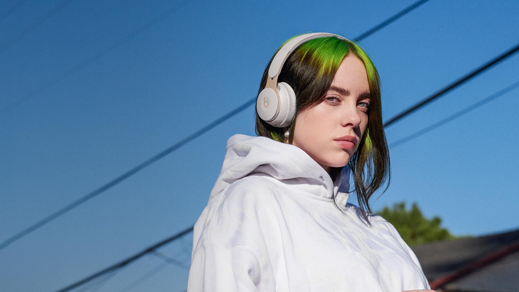 BT - La jeune chanteuse Billie Eilish pose pour la campagne des