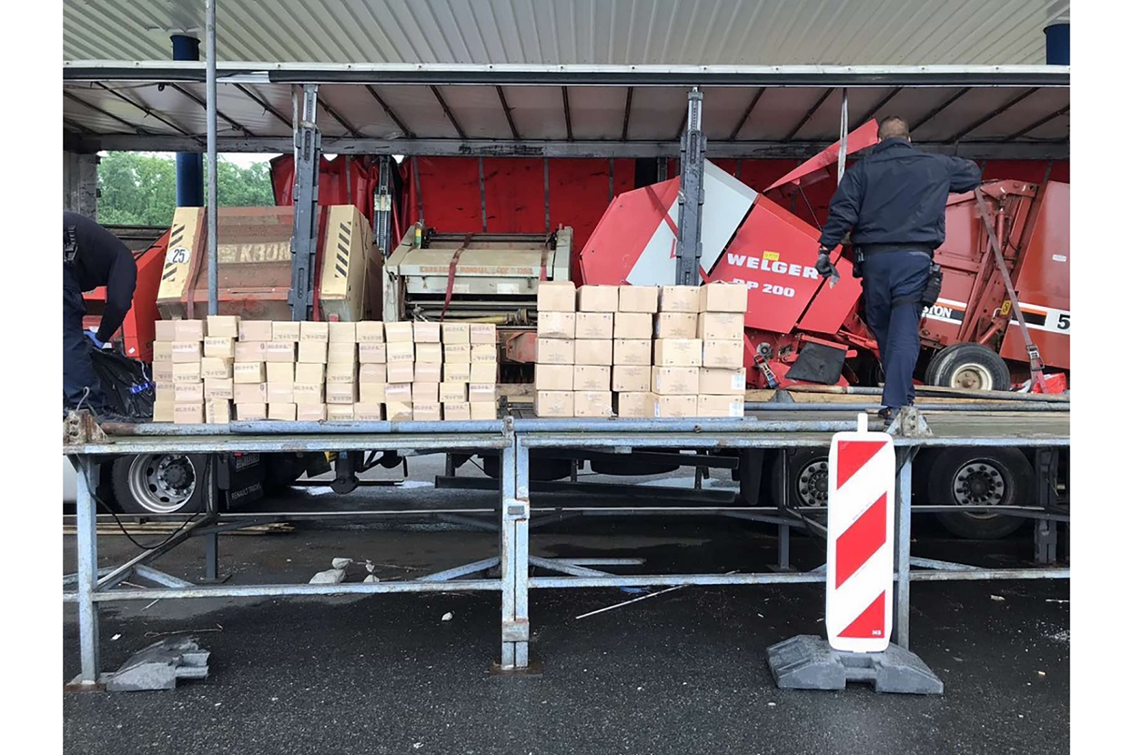 Carinski-pregled-na-prelazu.jpg