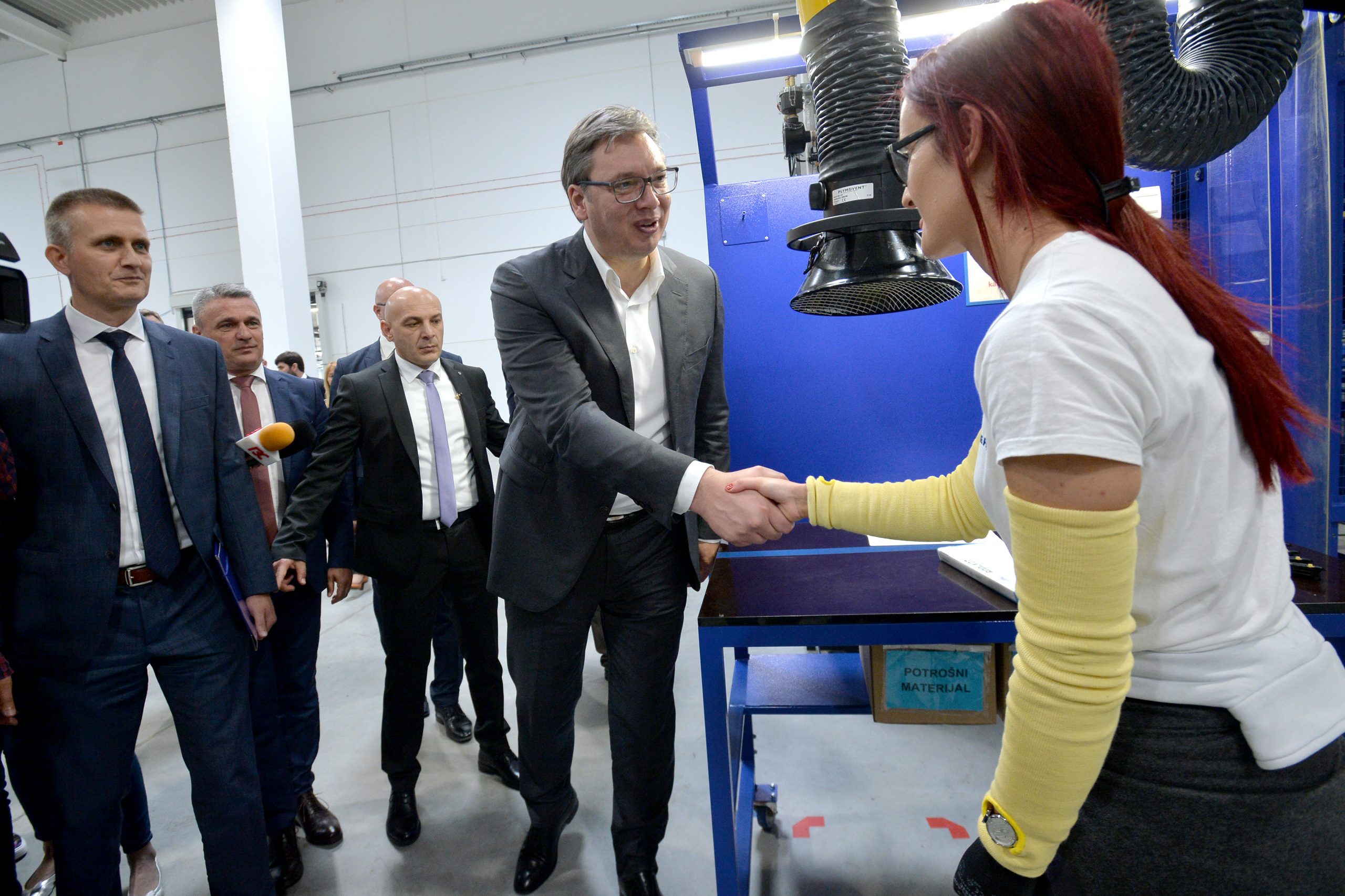 Cacak, 16. juna 2020.-Predsednik Aleksandar Vucic obisao je danas u Cacku pogone nove fabrike "Forverk", koja proizvodi i delove za porse i druge najpoznatnije automobilske brendove i porucio da - nema porsea bez Cacka.FOTO TANJUG/ ZORAN ZESTIC/ nr