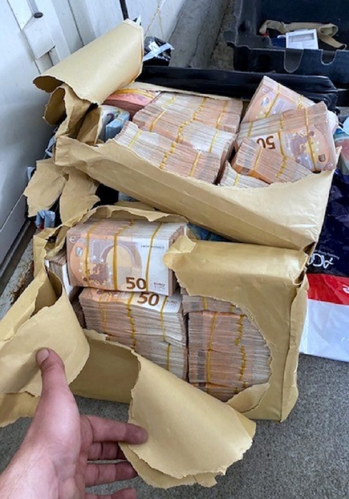 Granični prelaz Špiljani, 22.05.2020. Sprečeno krijumčarenje preko pola miliona neprijavljenih evra. Euro, evro, pare, devize, krijmčarenje, novac, šverc, granica Foto: Uprava Carina