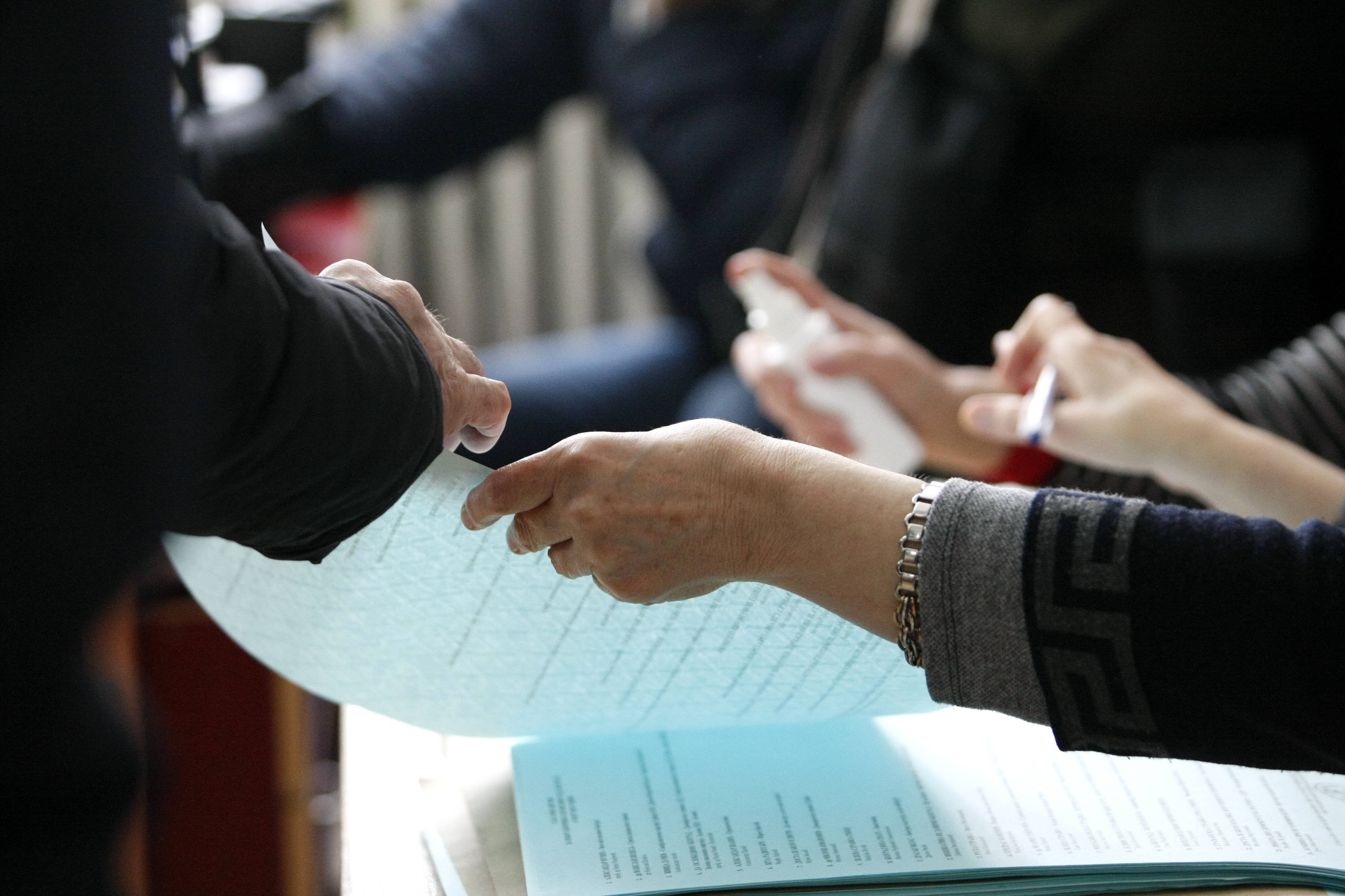 Beograd, 03.04.2018. -Gradjani glasaju je na izborima za Skupstinu grada Beograda na birackom mestu u Osnovnoj skoli 'Svetislav Golubovic Mitraljeta' u Batajnici danas u Beogradu. (BETAPHOTO/EMIL VAS/MO)