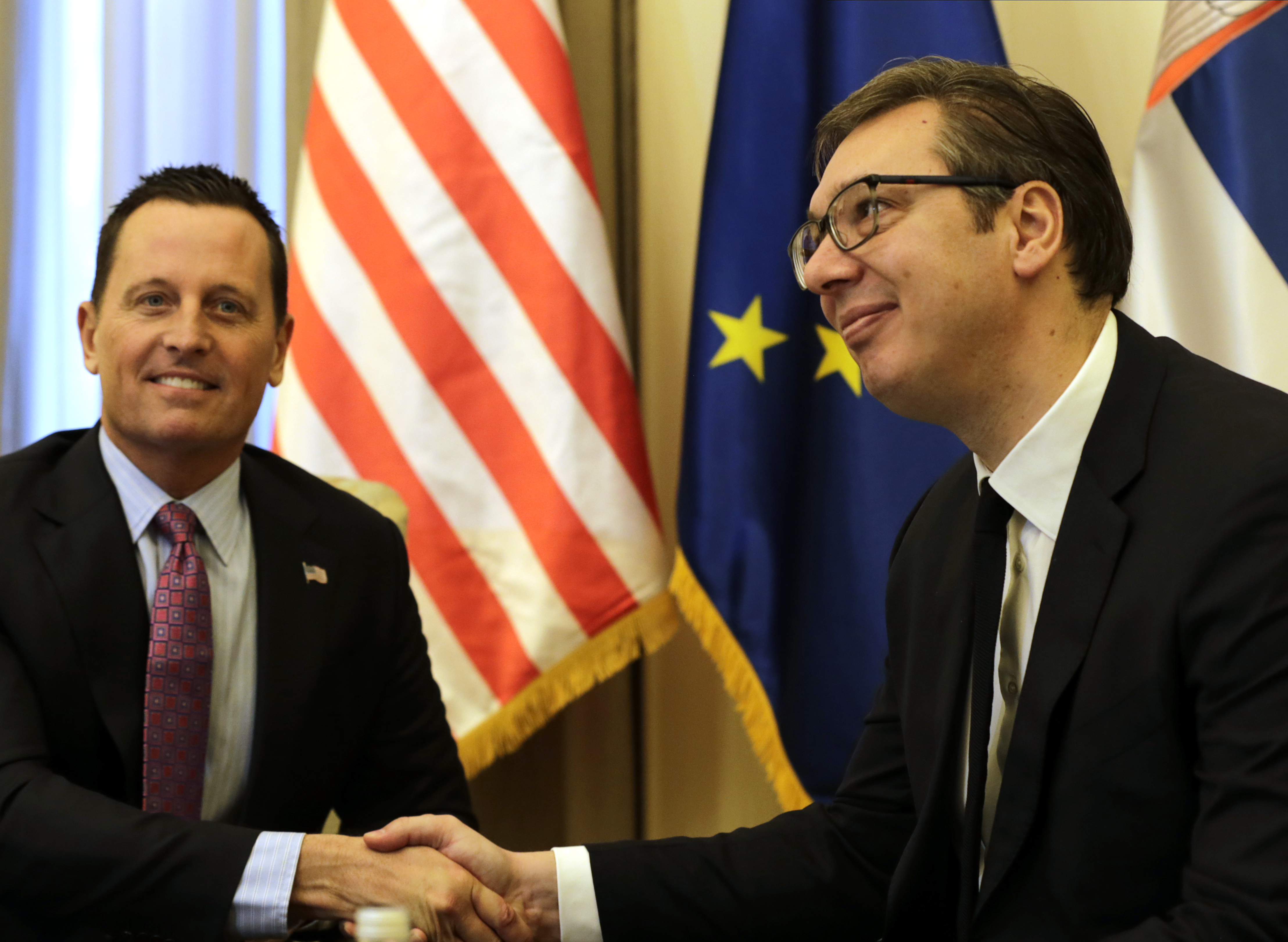 Ričard Grenel (L) shakes hands with Serbian President Aleksandar Vučić (R), during their meeting in Belgrade, Serbia, 24 January 2020. US President Donald Trump's special envoy for talks between Serbia and Kosovo Foto:EPA-EFE/ANDREJ ČUKIĆ