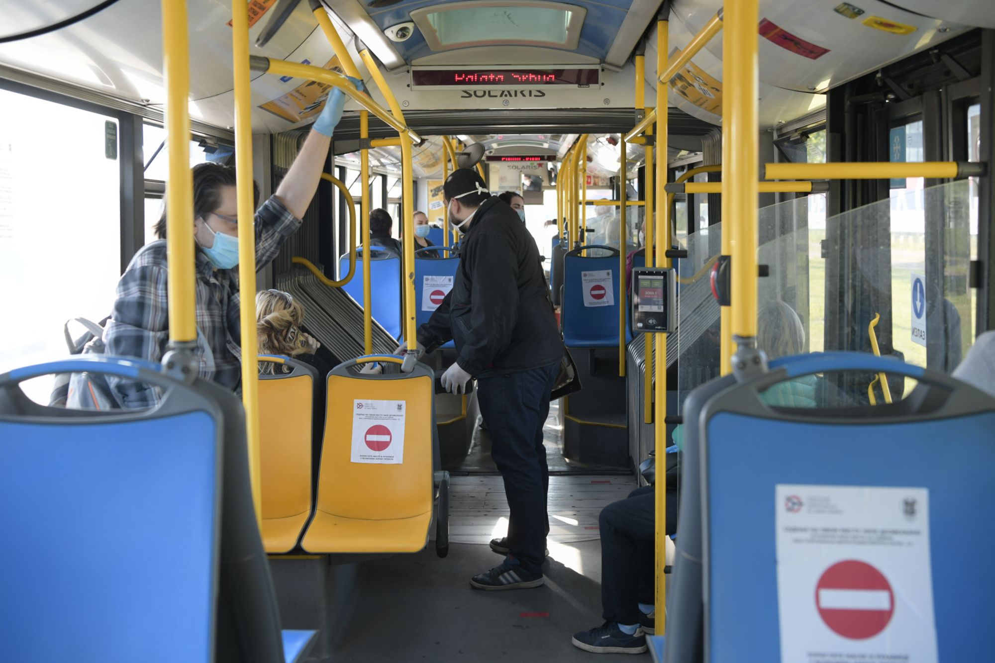 Beograd 08.05.2020. Gradski prevoz ponovi radi nakon ukidanja vanrednog stanja, GSP, GSB, gradski autobus, putnici, mere zaštite maske rukavice kontrola Foto:Goran Srdanov/Nova.rs