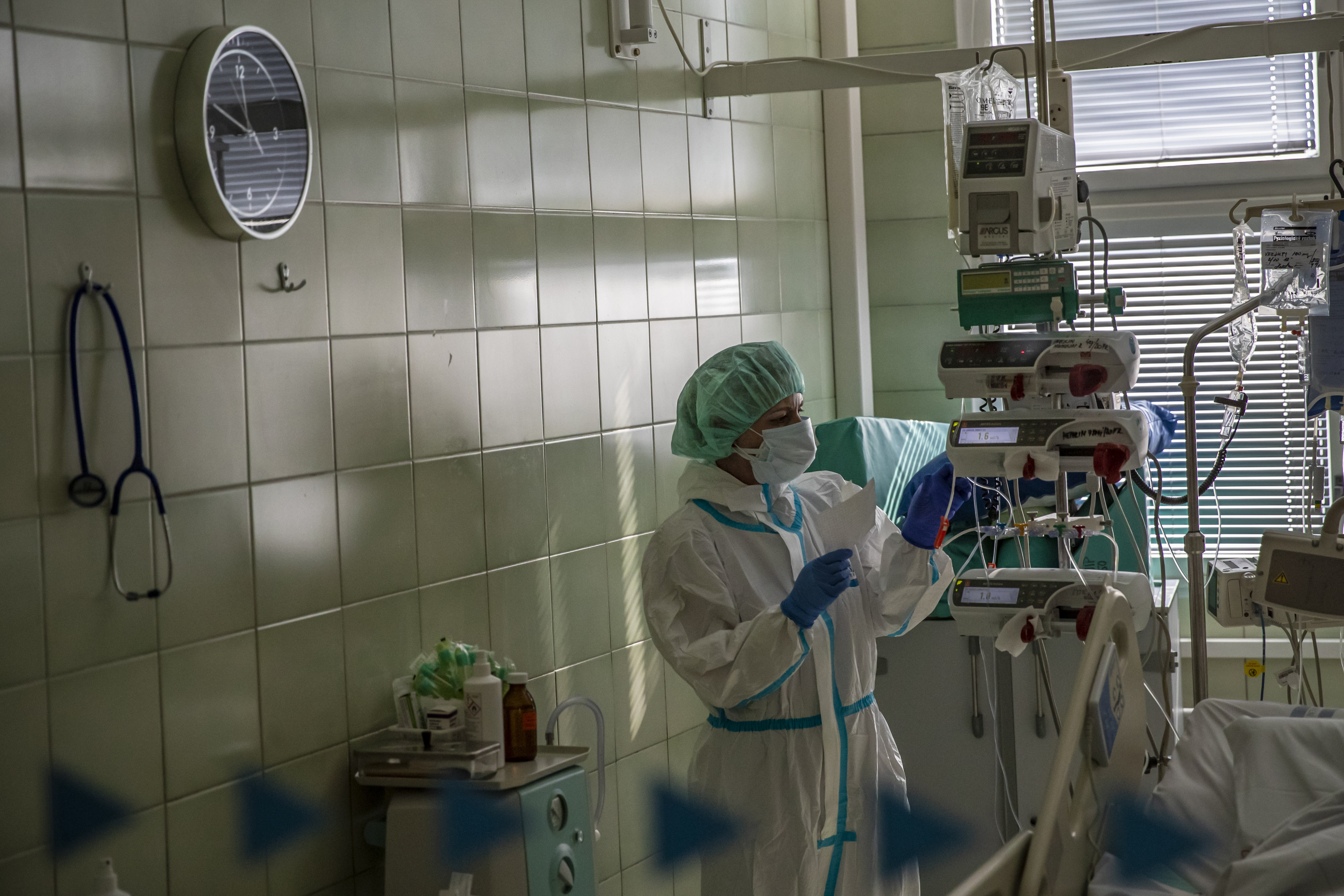 COVID-19 healthcare in intensive care unit in Prague koronavirus ceska