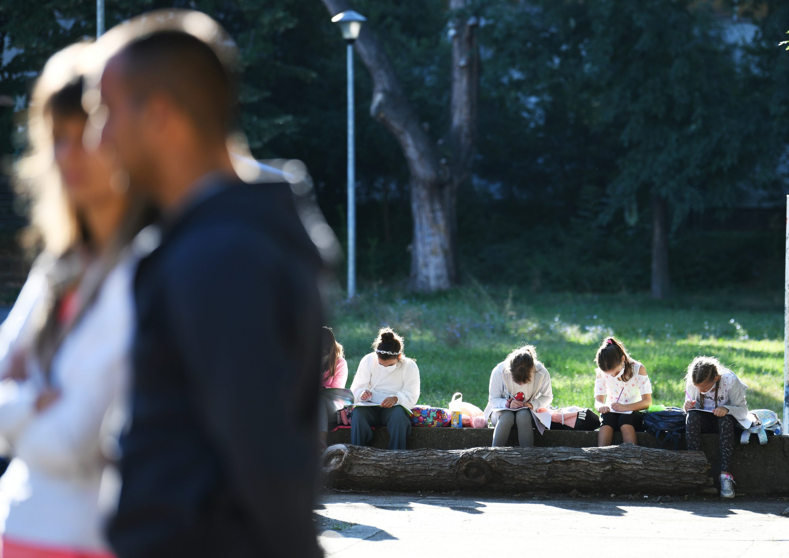 Beograd 02. septembar 2020. Osnovna skola Djuro Strugar, pocetak skolske godine, deca, djaci, ucenici, zastitna maska, mere zastite Foto:Vesna Lalić/Nova.rs