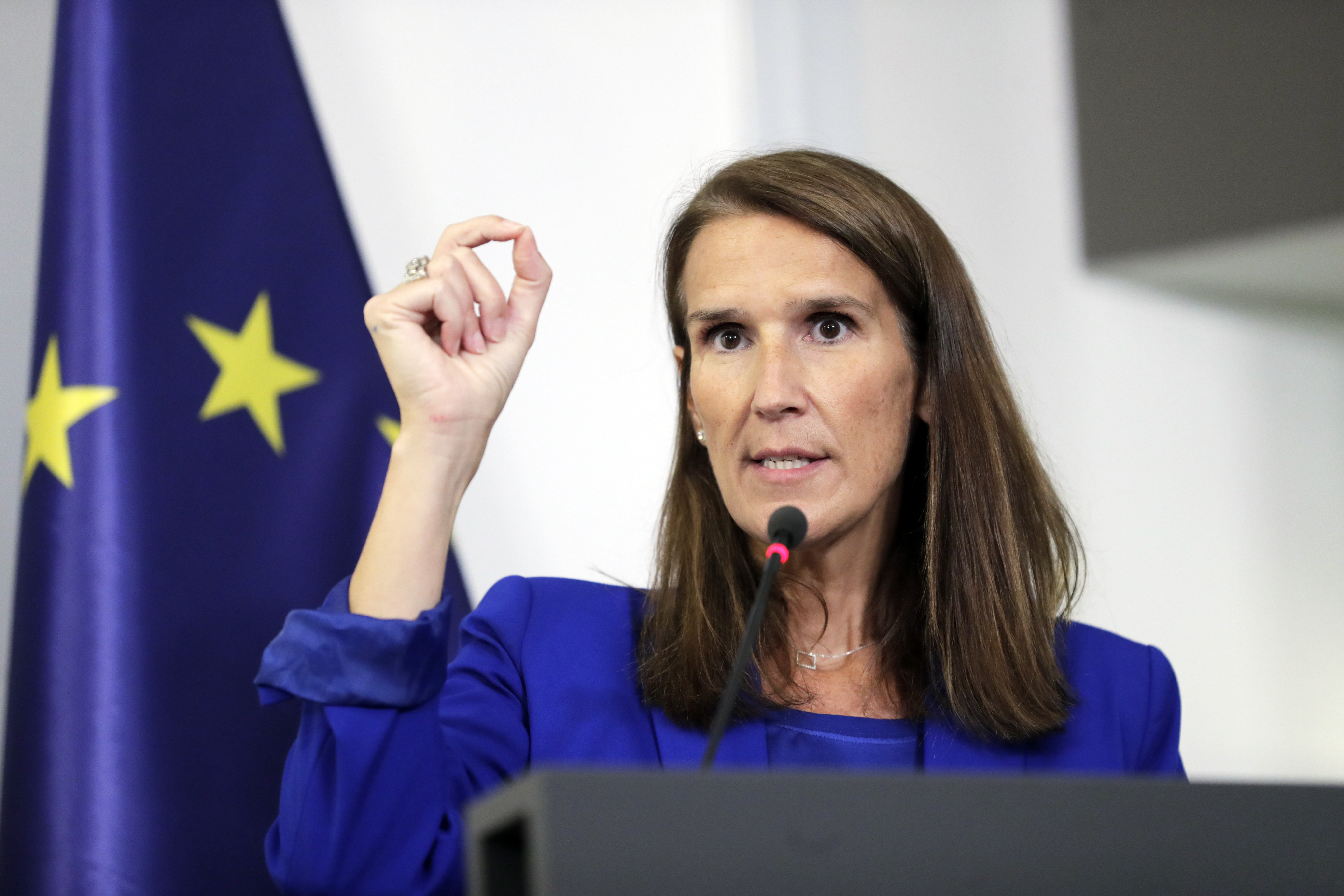epa08690612 Belgian Prime Minister Sophie Wilmes speaks at a press conference with regional ministers and presidents following a National Security Council on the COVID-19 outbreak, in Brussels, Belgium, 23 September 2020.  EPA-EFE/OLIVIER HOSLET / POOL