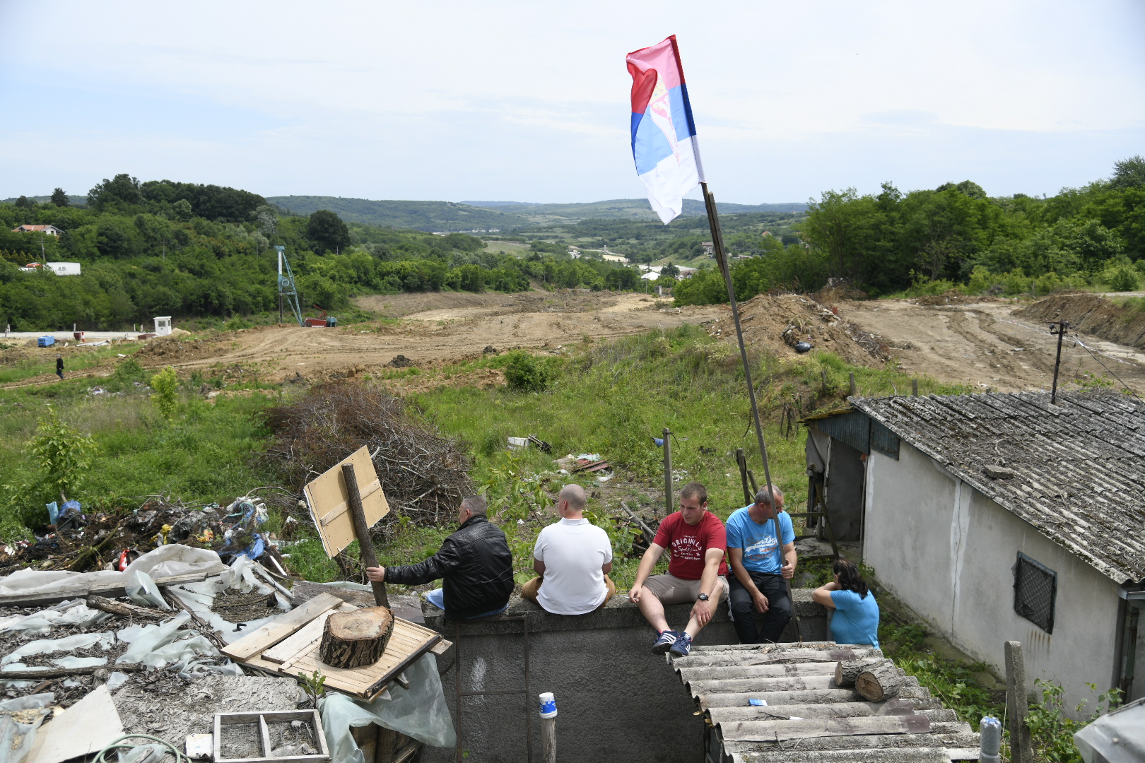 Beli Potok, 05.06.2020. Porodica Simić, ruše im kuću zbog izgradnje puta, izgradnja puta, rušenje, čuvanje imovine, odbrana kuće, kuća Foto: Nemanja Jovanović/Nova.rs