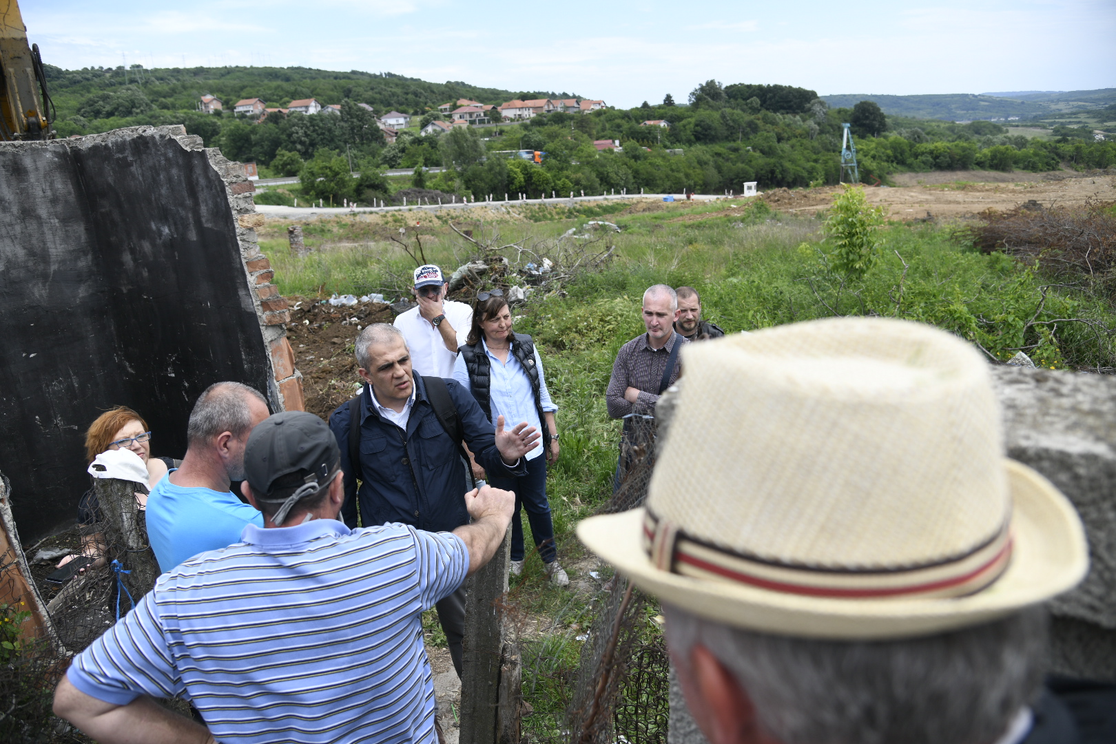 Beli Potok, 05.06.2020. Porodica Simić, ruše im kuću zbog izgradnje puta, izgradnja puta, rušenje, čuvanje imovine, odbrana kuće, kuća Foto: Nemanja Jovanović/Nova.rs