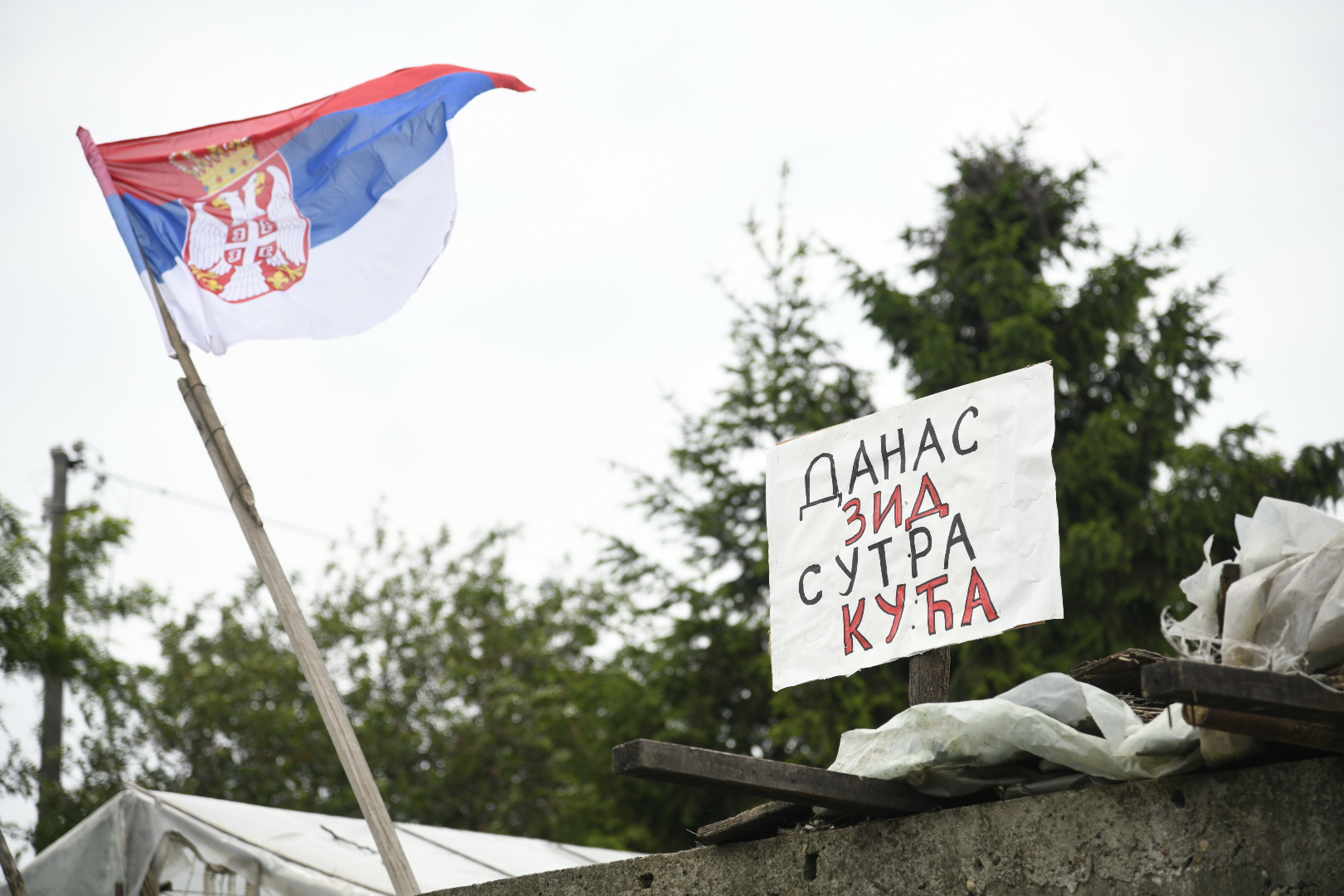 Beli Potok, 05.06.2020. Porodica Simić, ruše im kuću zbog izgradnje puta, izgradnja puta, rušenje, čuvanje imovine, odbrana kuće, kuća Foto: Nemanja Jovanović/Nova.rs