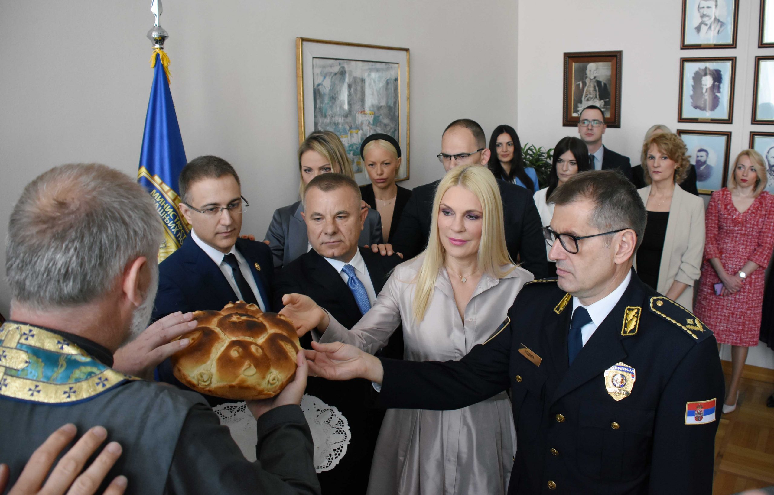 Beograd, 7. juna 2020 - Dan  Ministarstva unutrasnjih poslova i Dan policije tradicionalno je poceo secenjem slavskog kolaca u ime obelezavanja slave Svete Trojice. TANJUG/ MUP RS/bs