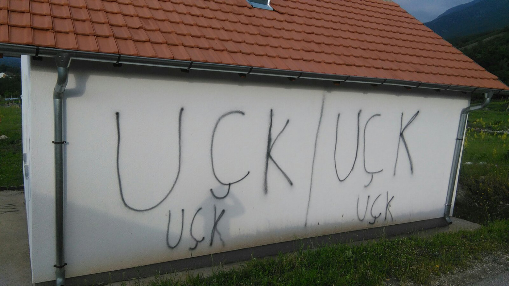 Selo Ljubožda, Kosovo i Metohija 25.06.2020. Ispisani grafiti na kući Jovana Ristića, napad na srpsko stanovništvo Foto: Kancelarija za Kosovo i Metohiju