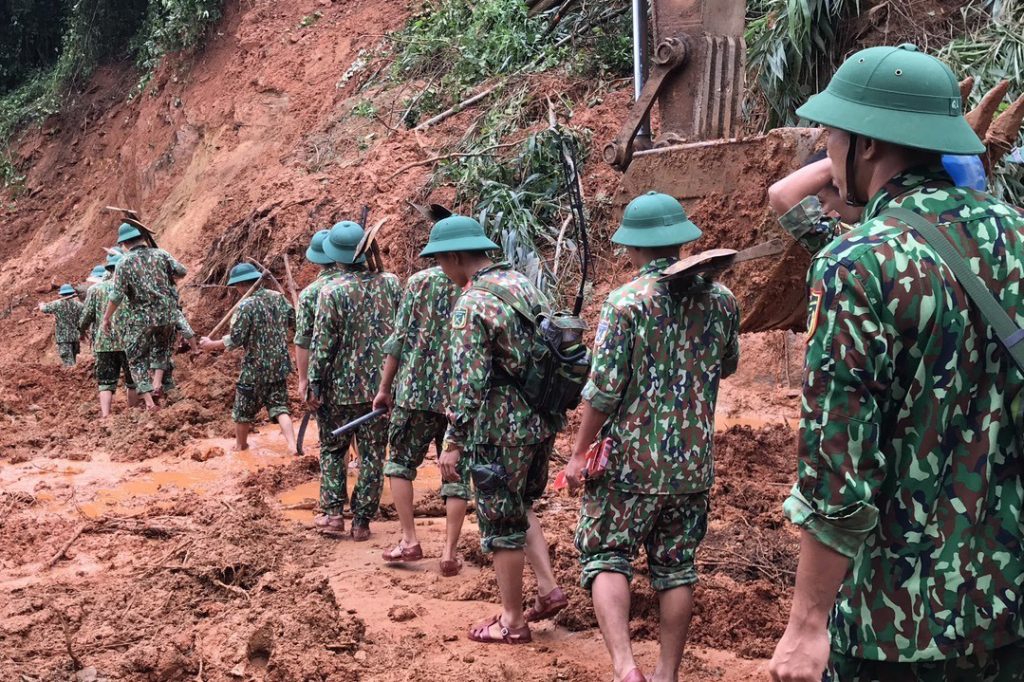 epa08754553 Rescue workers in action during an operation searching for missing people after a landslide which left at least 22 soldiers missing Quang Tri province, Vietnam, 18 October 2020.  EPA-EFE/STR VIETNAM OUT  EDITORIAL USE ONLY/NO SALES