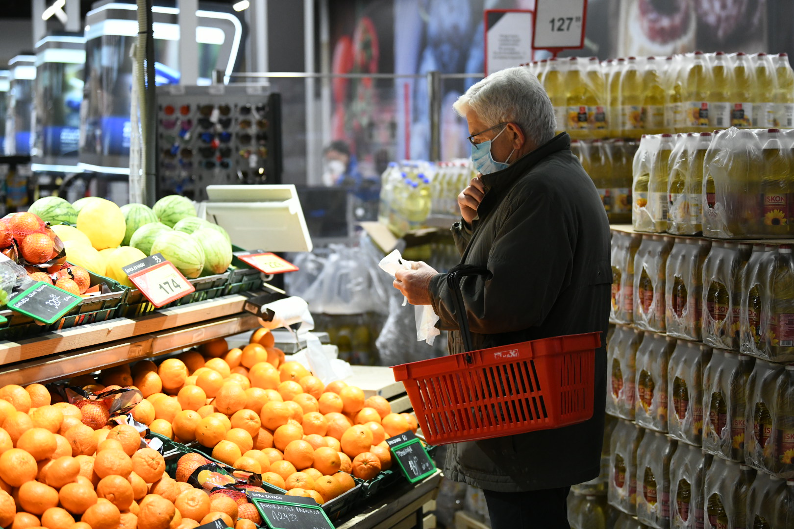 Beograd, 22.03.2020. Penzioneri, kupovina, nedelja, guzva, red, prodavnica, korona, koronavirus,