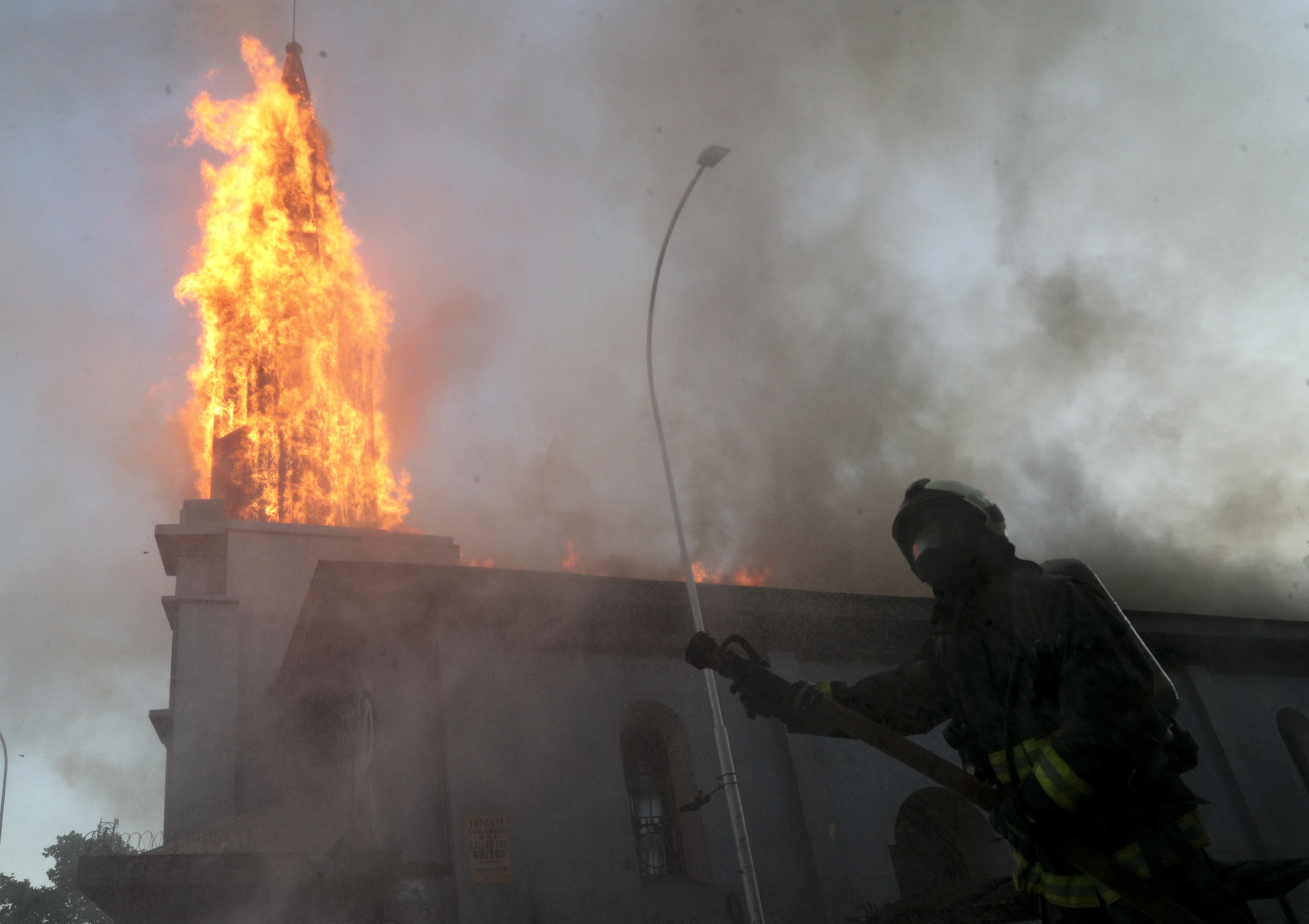 Zapaljena crkva u Čileu