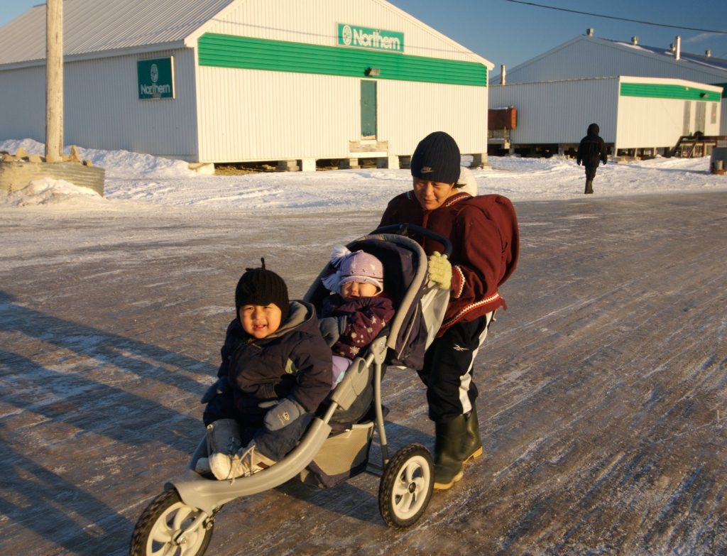 Inuit mother with three children 11Igloolik or Iglulik Nunavut northern Canada October 2006,Image: 7600362, License: Rights-managed, Restrictions: , Model Release: no, Credit line: louise murray / Alamy / Alamy / Profimedia