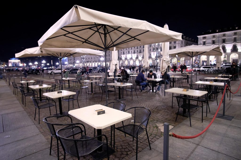 epa08754607 Empty restaurant tables in Turin, Italy, 18 October 2020. Italy has recorded over 400,000 cases of coronavirus.  EPA-EFE/Alessandro Di Marco