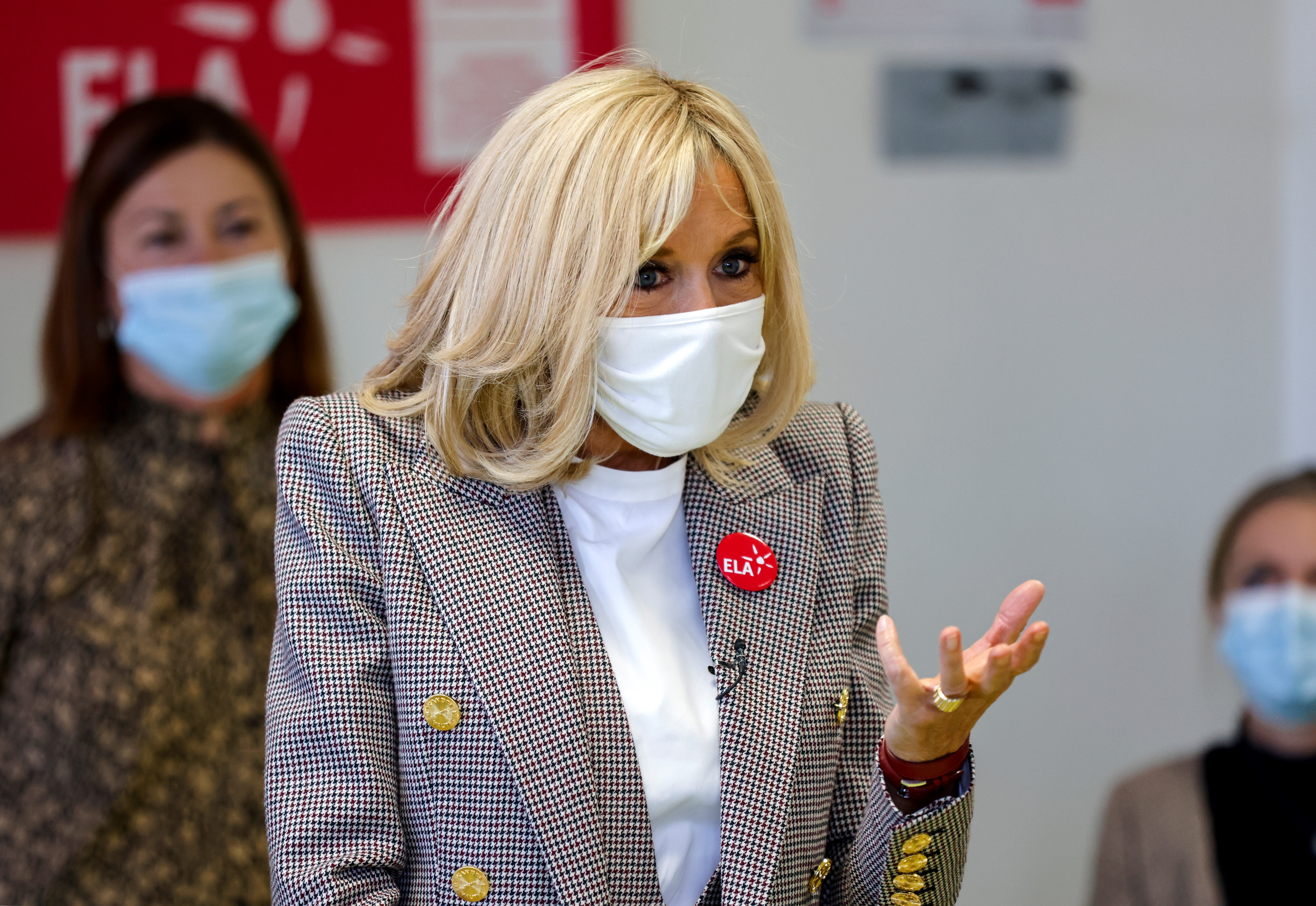 epa08737405 French First lady Brigitte Macron (C) gives a dictation to school children in support for the European Leukodystrophy Association (ELA), at a school in Paris, France, 12 october 2020.  EPA-EFE/THOMAS COEX / POOL  MAXPPP OUT