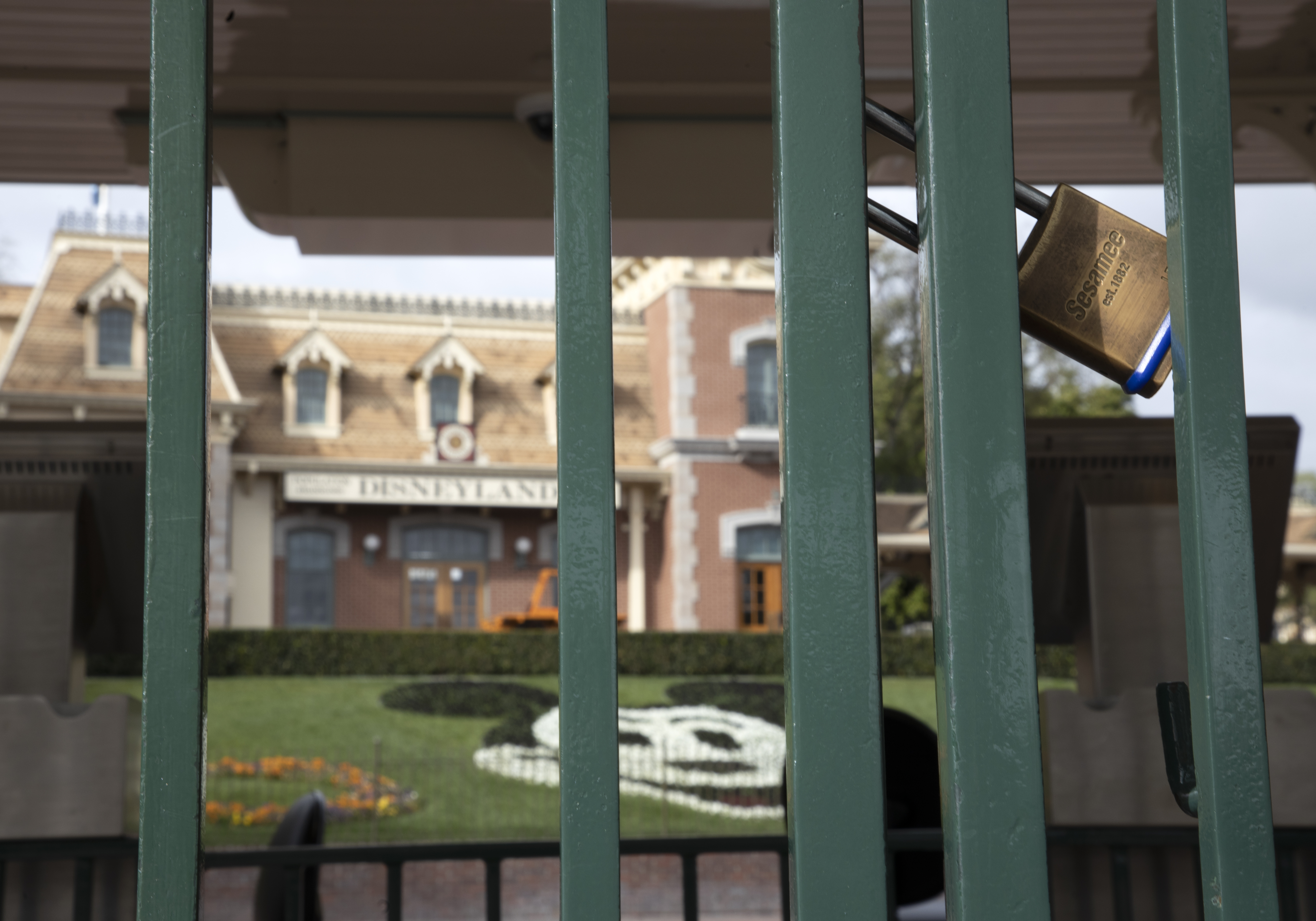 Disneyland Resort in California closes amid coronavirus pandemic