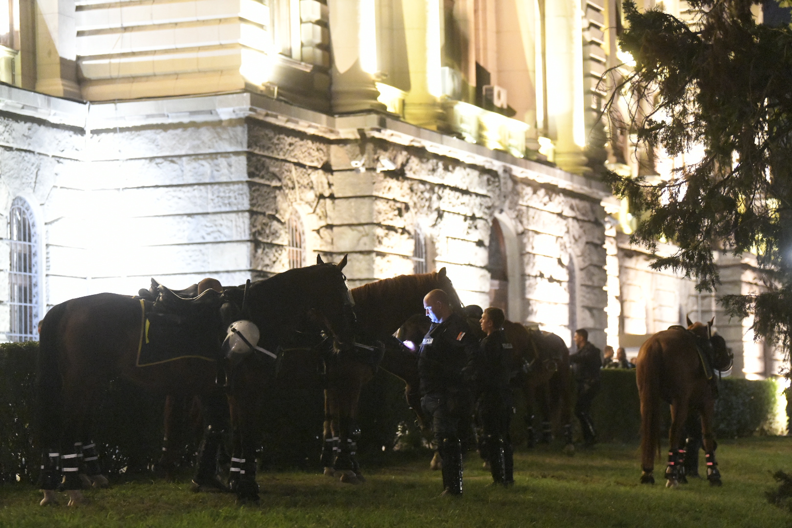 Beograd 11.07.2020. Policija. Konjica. Protest, peti dan, 5 dan, demonstracije, okupljanje, dolazak na plato ispred Skupštine. Skupština Foto: Nemanja Joanović/Nova.rs