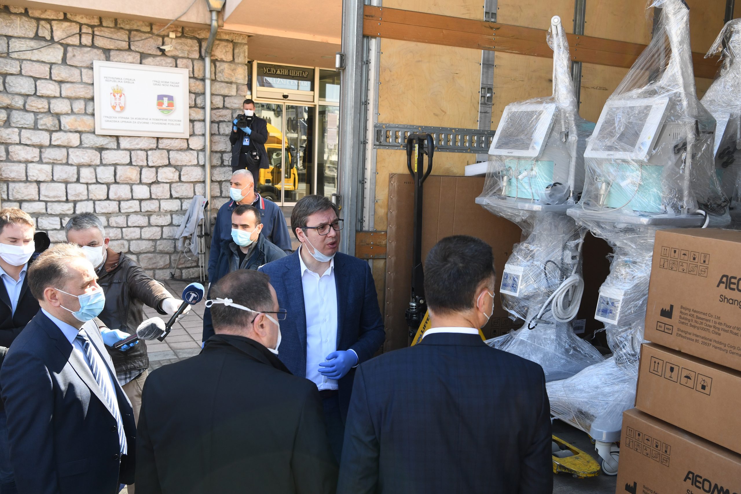 Novi Pazar, 6. aprila 2020 - Predsednik Srbije Aleksandar Vucic stigao je danas pre podne u Novi Pazar, novo zariste virusa korona, gde ce uruciti deset klinickih i tri transportna respiratora za novopazarsku bolnicu.FOTO TANJUG/ IRFAN LICINA/ bs