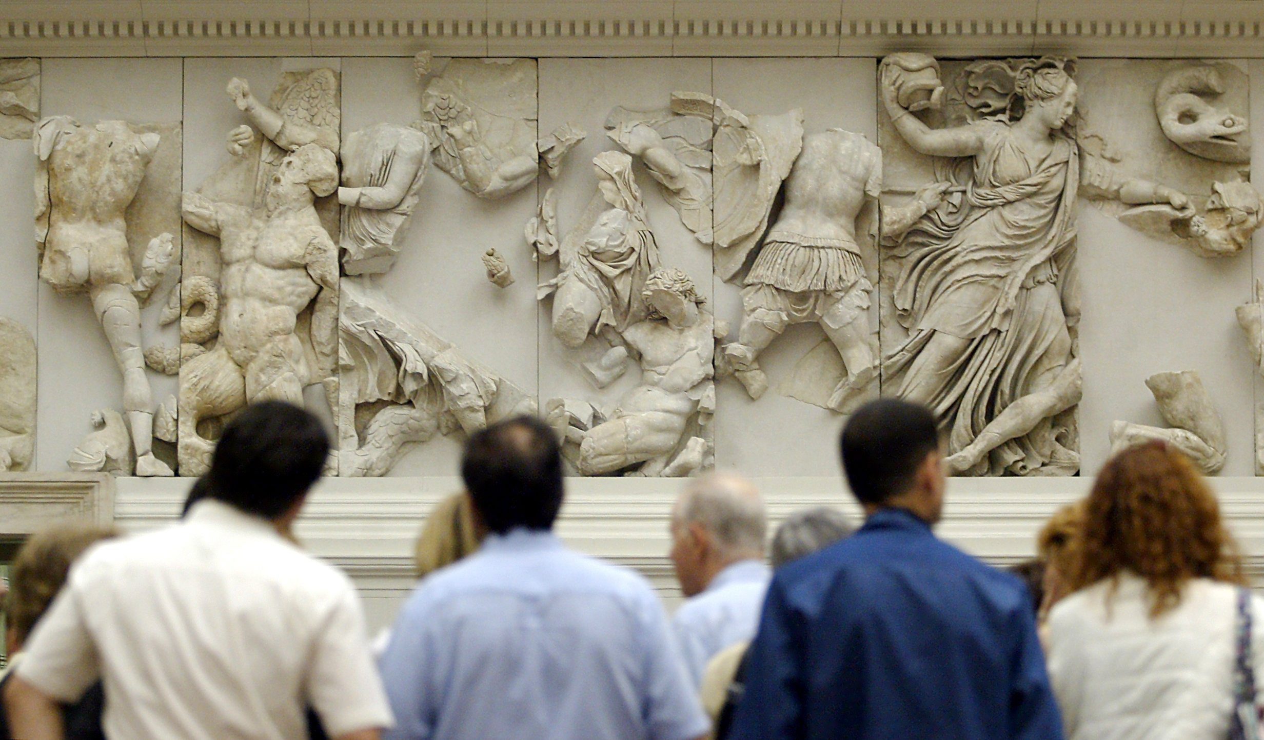 Pergamon oltar, The Pergamon Altar's restaurated frieze