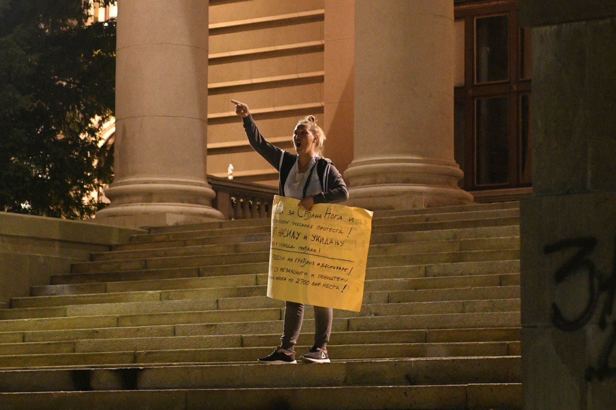 Beograd 12.07.2020. Protest, demonstracije, šesti dan, 6 dan, Skupština, žena, transparent Foto: Filip Krainčanić/Nova.rs