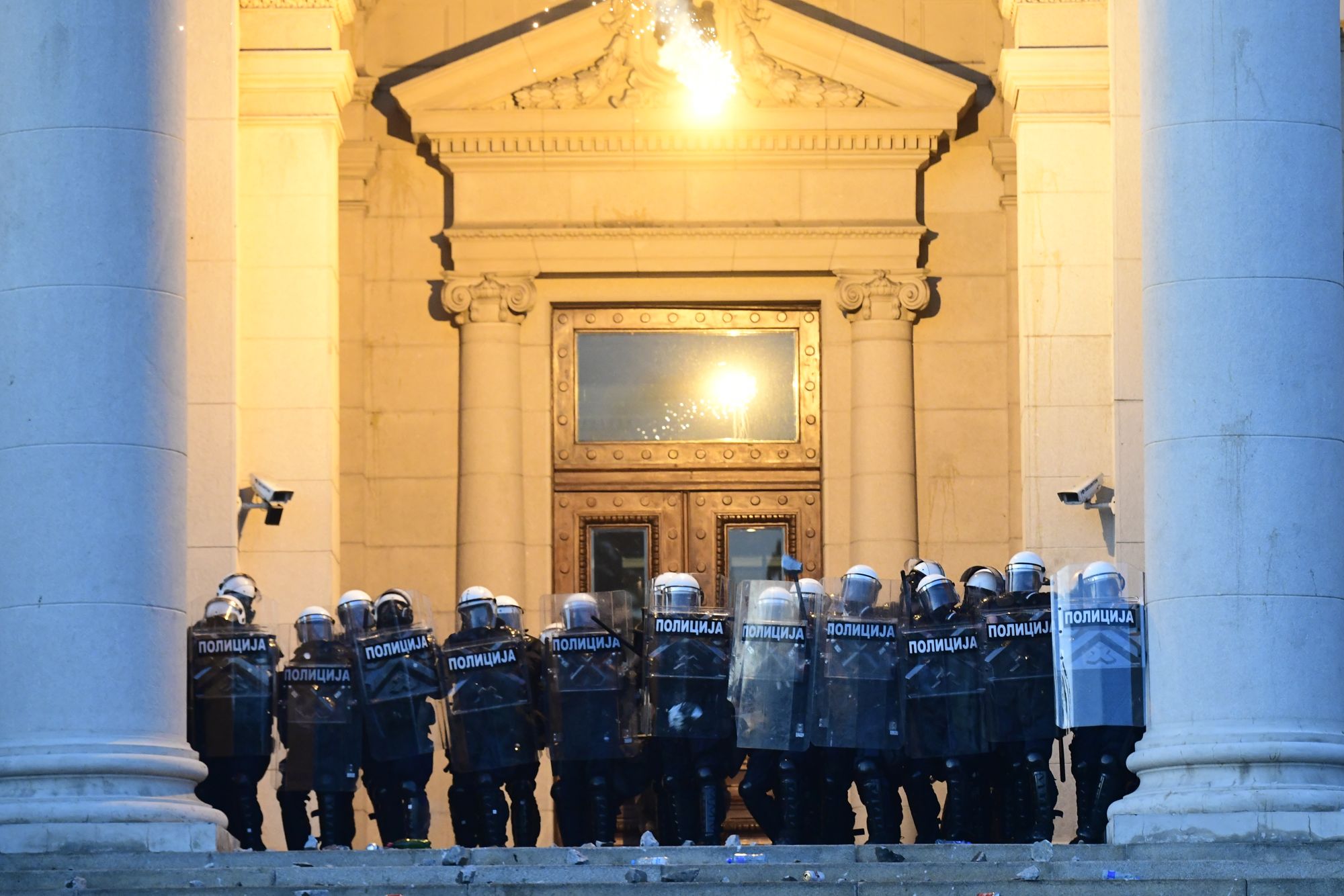 Beograd 08.07.2020. Protest, drugi dan demonstracija, haos, suzavac, paljenje, povređeni, policija Foto: Goran Srdanov/Nova.rs