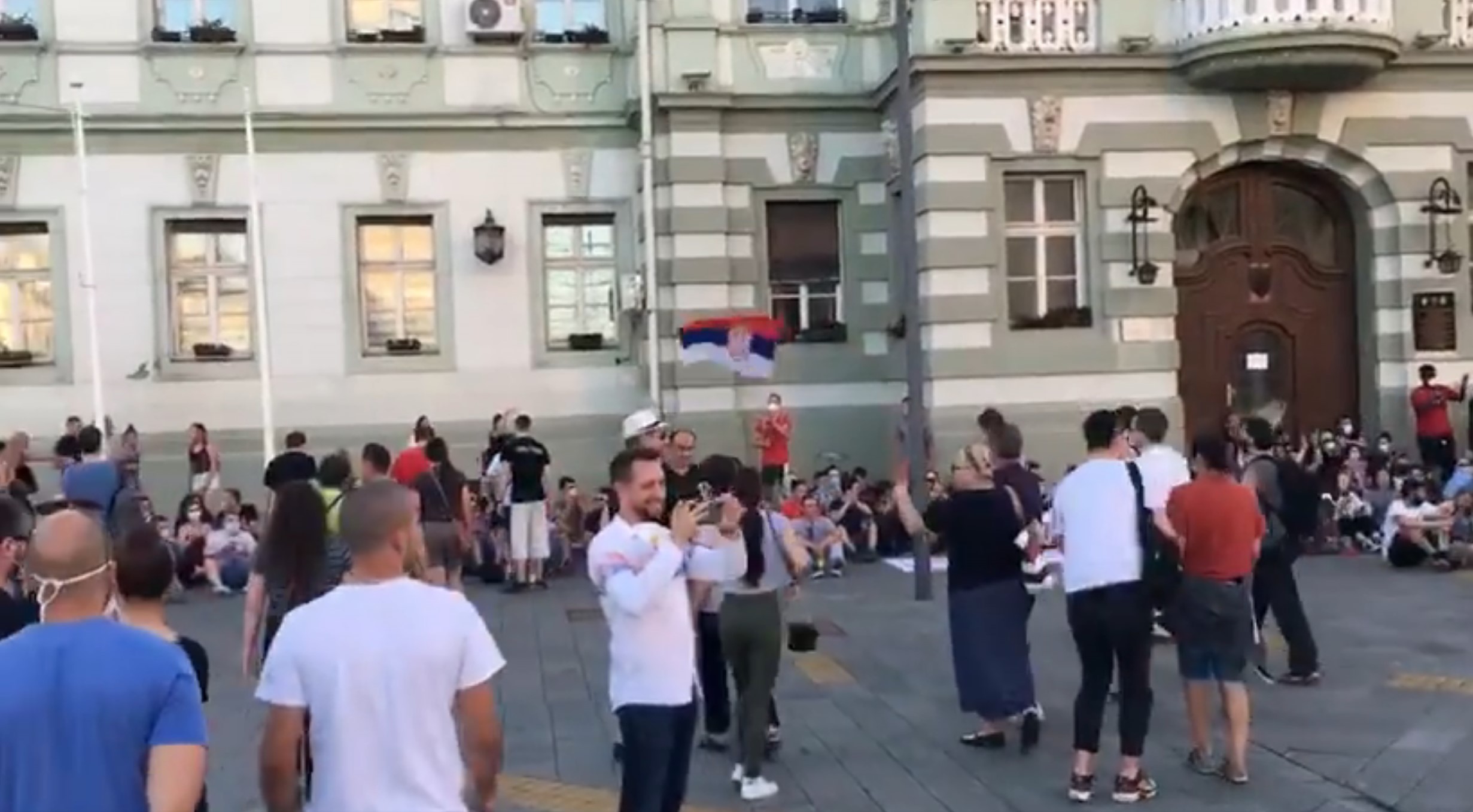 Zrenjanin 09.07.2020. Protest, treći dana, sedenje Foto: Printscreen/Facebook/I ♥ ZRENJANIN