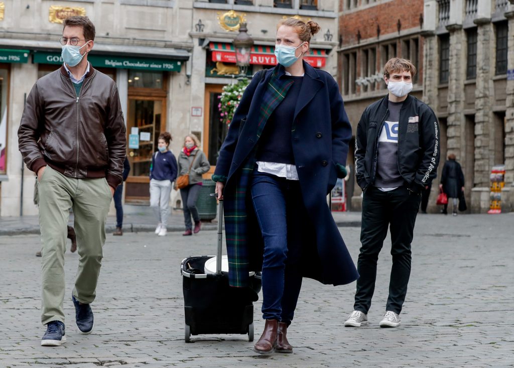 epa08744076 People wear protective masks in Grand Place in Brussels, Belgium, 14 October 2020. The average confirmed COVID-19 cases over the last week is 4.154 cases, making Belgium the second most affected countries in Europe.  EPA-EFE/STEPHANIE LECOCQ