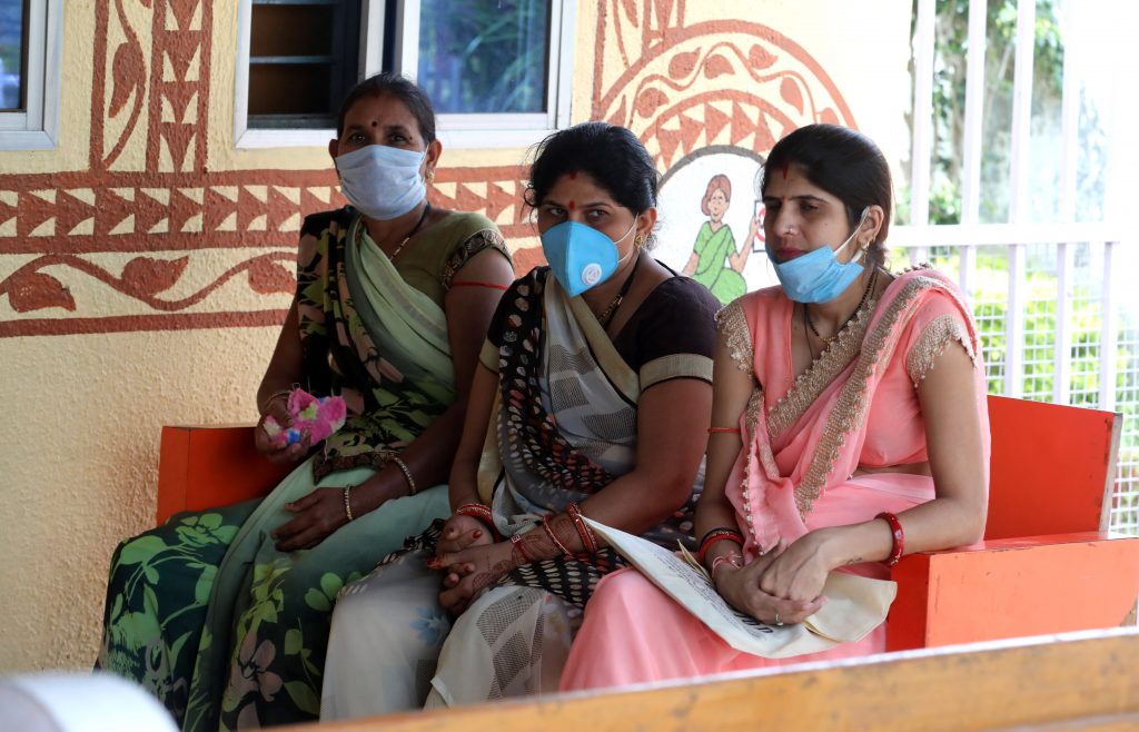 epa08705065 People wait for the coronavirus and COVID-19 disease Rapid Antigen detection test at a clinic in Misrod village in Bhopal, India, 29 September 2020.  EPA-EFE/SANJEEV GUPTA