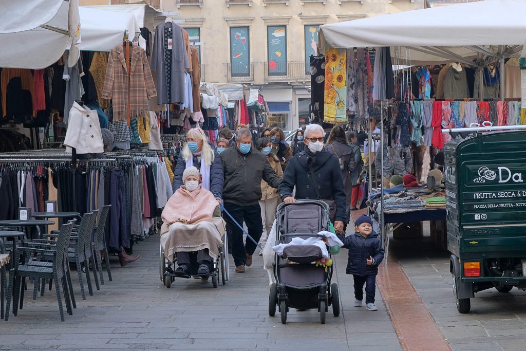 epa08761955 People wearing face masks in Padova during the coronavirus covid emergency, in Padova, Italy, 21 0ctober 2020.  EPA-EFE/NICOLA FOSSELLA