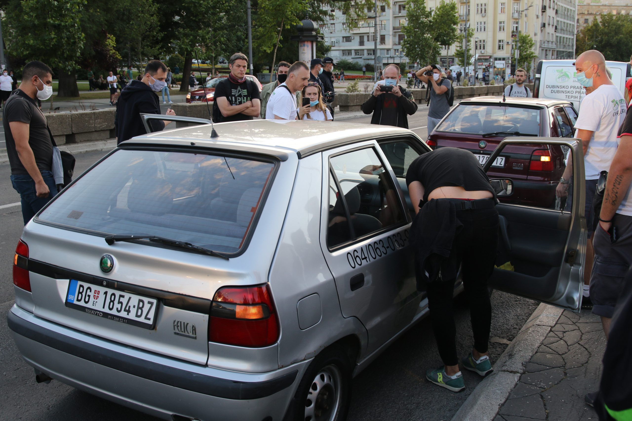 Beograd 13. jul 2020. Sedmi dan protesta ispred Skupstine Srbije pretres automobila Foto:Goran Srdanov/Nova.rs