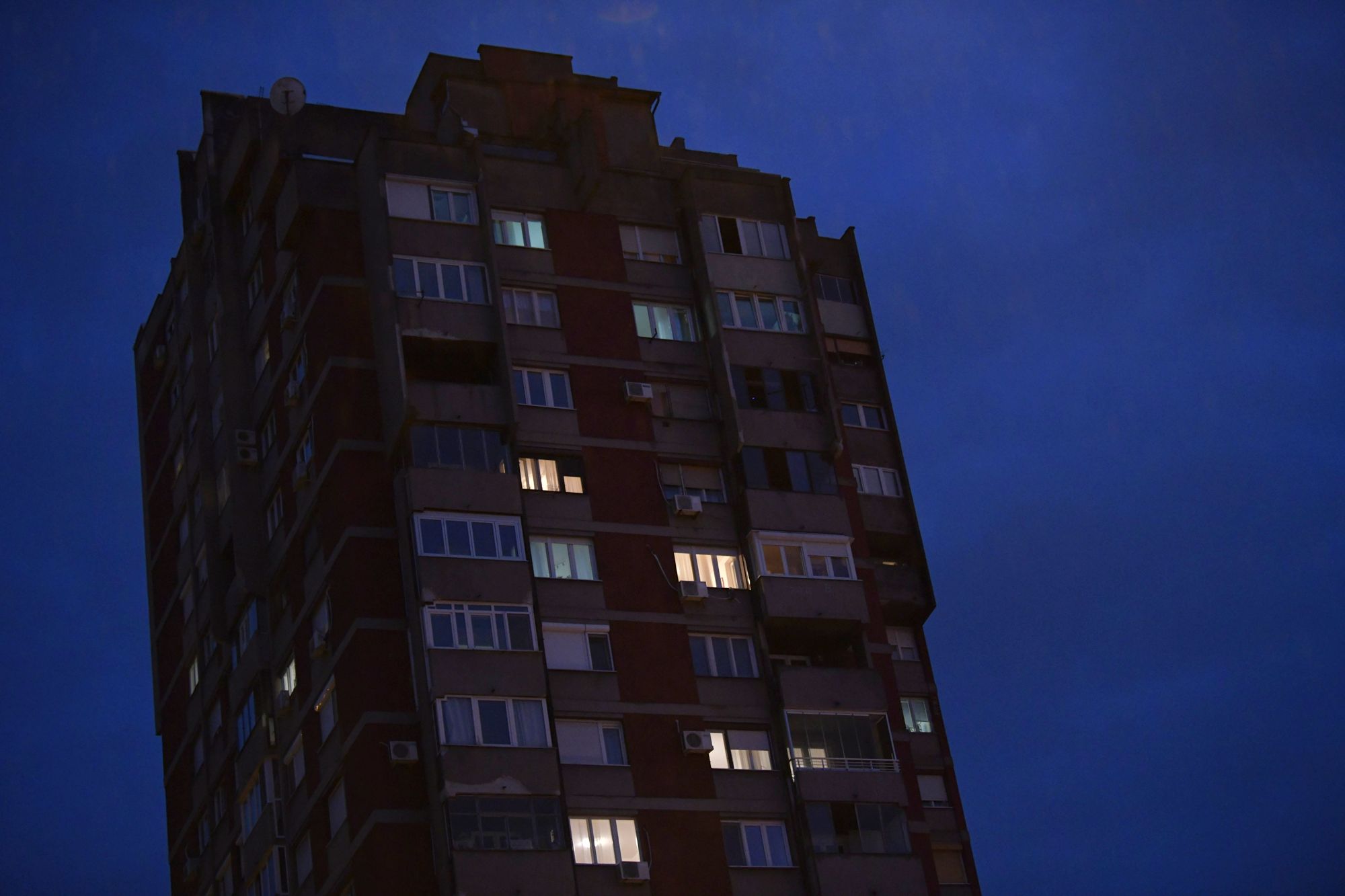 Beograd 02.05.2020. Bukom protiv diktature, pravljenje buke, buka sa balkona beograđana Braće Jerković soliter crveni soliter Foto:Goran Srdanov/Nova.rs