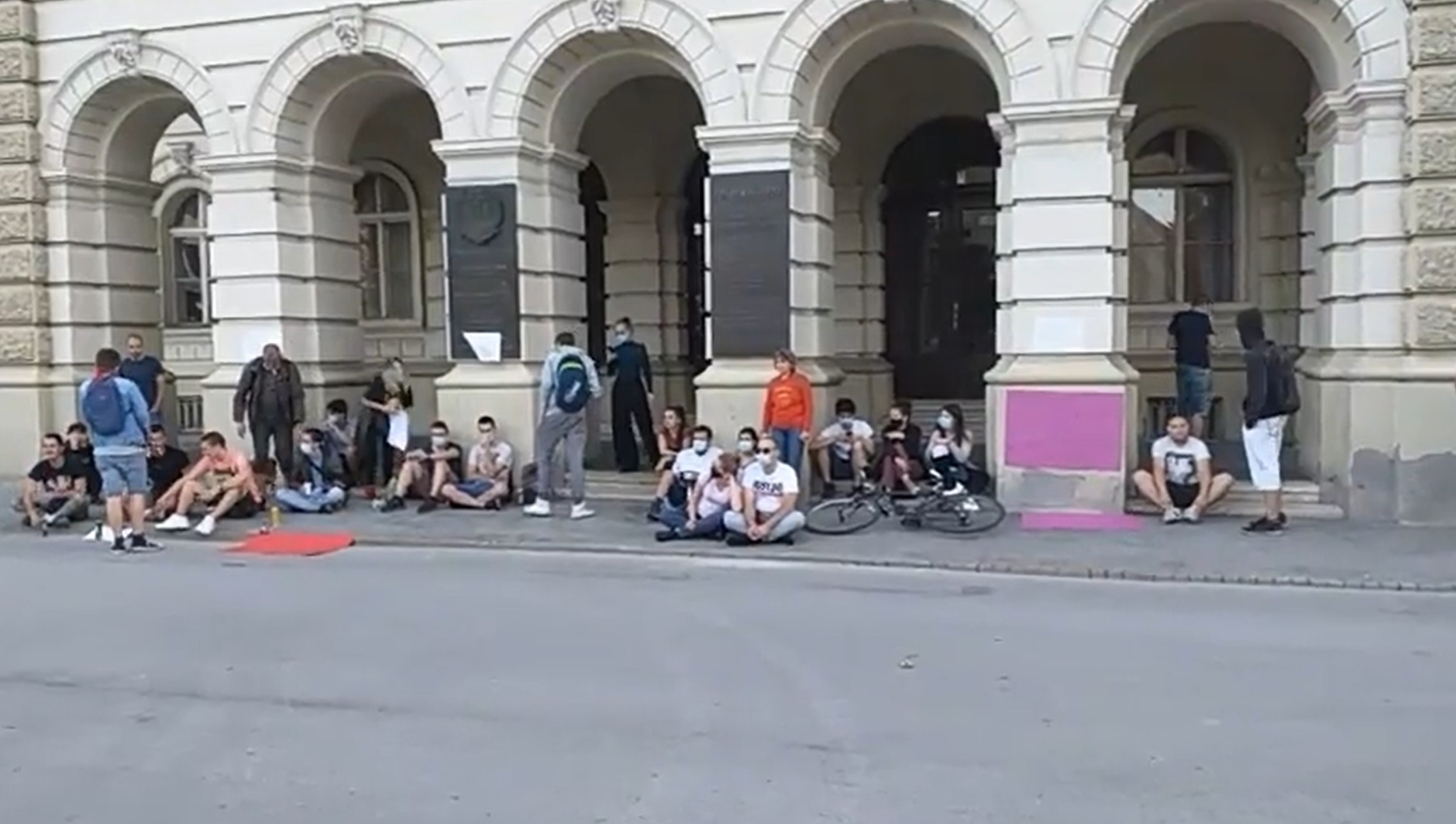 Novi Sad 12.07.2020. Protest, šesti dan, 6 dan, Trg u Novom Sadu Foto: Printscreen/Facebook/Radio 021 Novi Sad 92,2 MHz