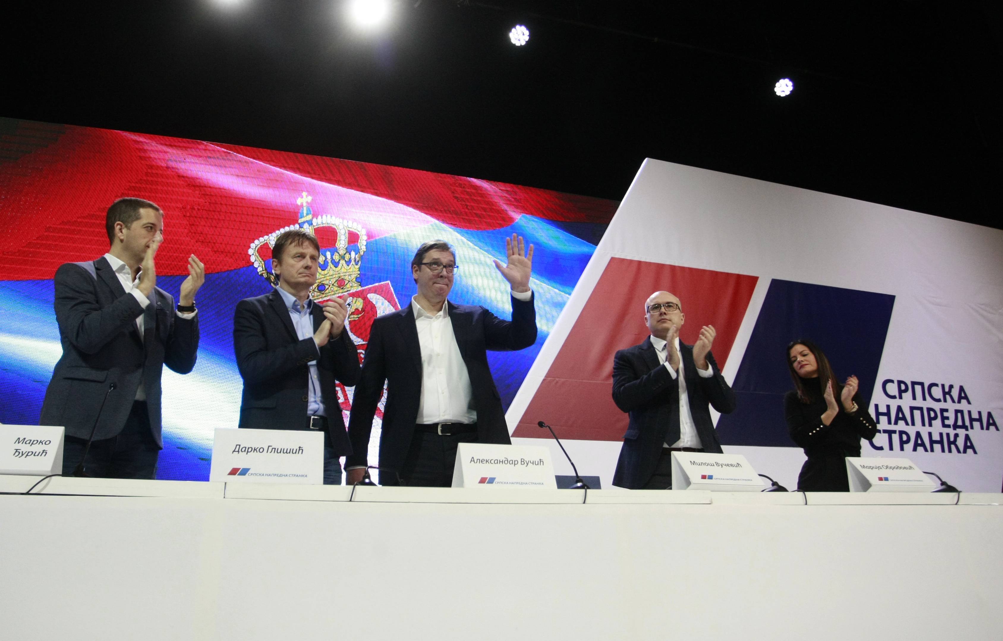 Beograd, 24.02.2020. -Predsednik Srpske napredne stranke Aleksandar Vučić pozdravlja članove na sednici Glavnog odbora Srpske napredne stranke (SNS), danas u Kombank dvorani u Beogradu. Članovi, pristalice, (BETAPHOTO/MILOS MISKOV/MO)