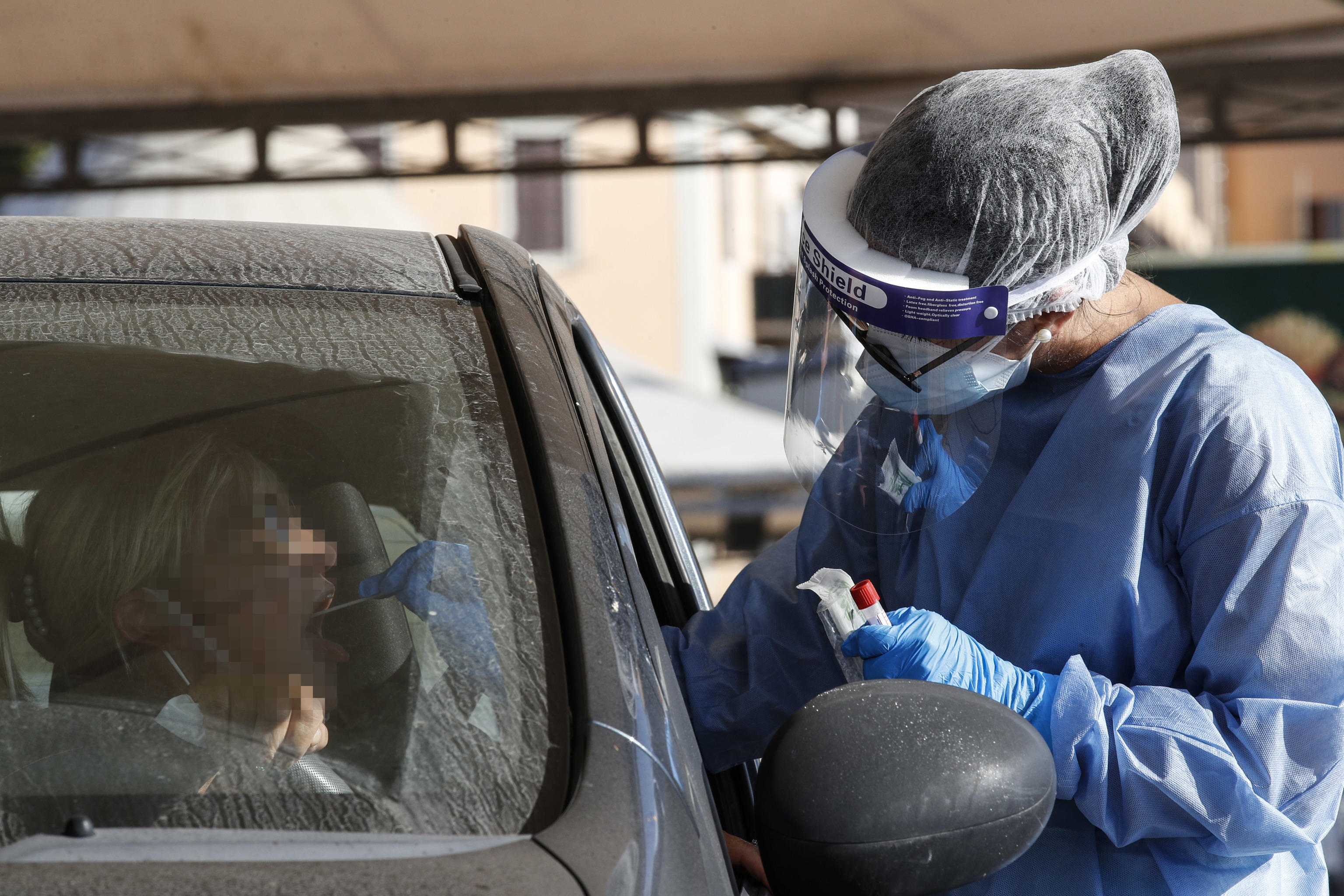 Italija, koronavirus
epa08618947 Health workers wearing personal protective equipment (PPE) and protective masks perform swab tests at the port of Civitavecchia, near Rome, Italy, 22 August 2020.  EPA-EFE/GIUSEPPE LAMI