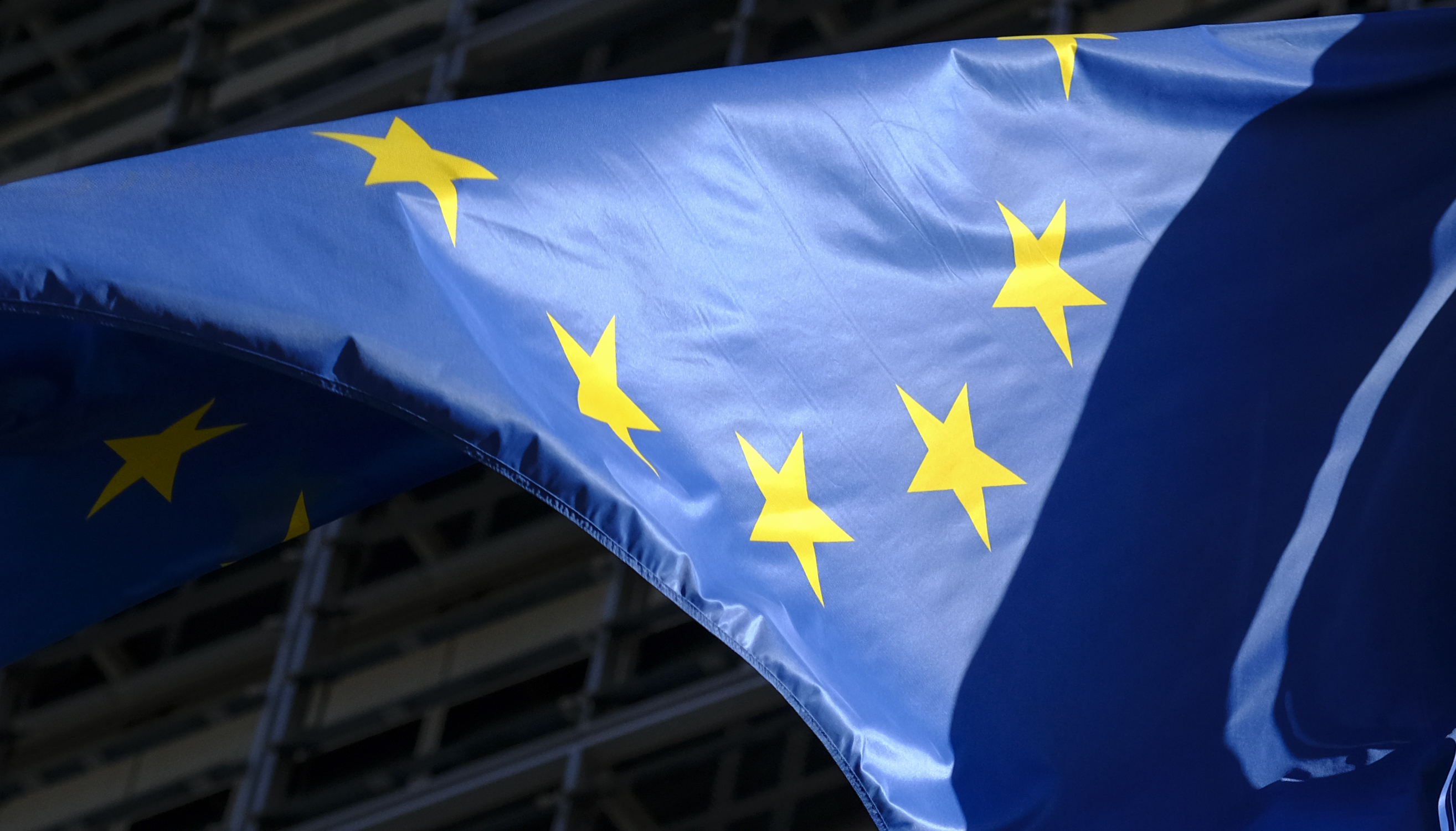 Evropska unija EU epa07030023 A European flag flutters in front of the European Commission headquarters in Brussels, Belgium, 18 September 2018.  EPA-EFE/OLIVIER HOSLET