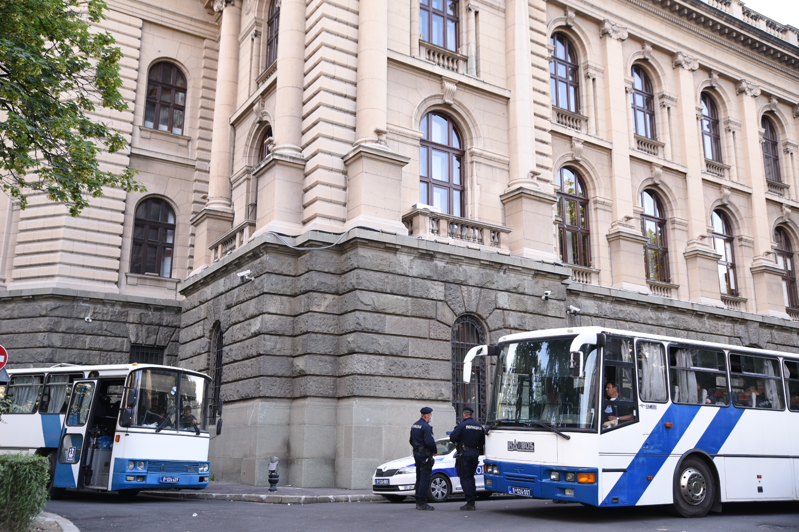 Beograd 14. jul 2020. Skupstina Srbije pre pocetka osmog dana protesta policija autobusi oko Skupstine Foto:Dragan Mujan/Nova.rs