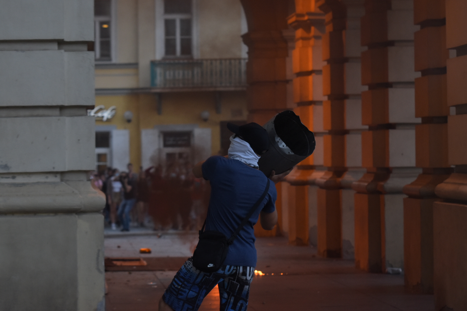 Novi Sad, 08.07.2020. Protest gradska kuca kanta nasilje huligan Foto: Nenad Mihajlović/Nova.rs