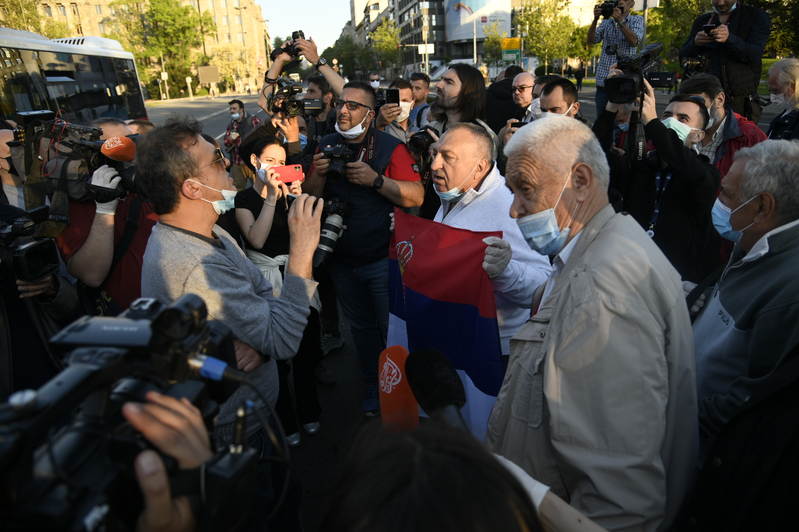 Beograd 30.04.2020. Sergej Trifunović, Koškanje, provokacija. Protest, opozicija, Narodna skupština, Skupština, stepenice, vanredno stanje, policijski čas Foto: Nemanja Jovanović/Nova.rs